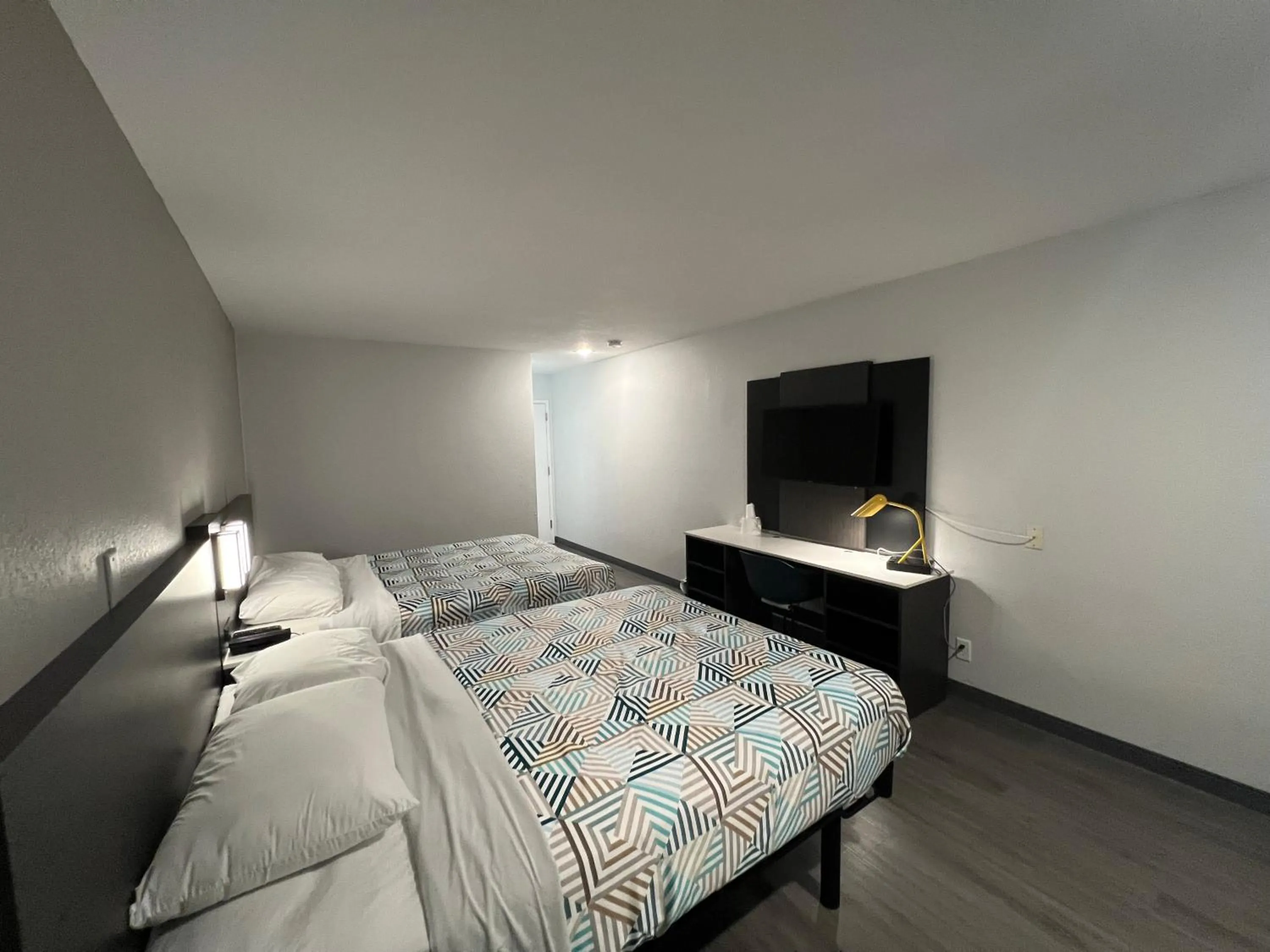 Bedroom, Bed in Motel 6-Altoona, IA - Des Moines East