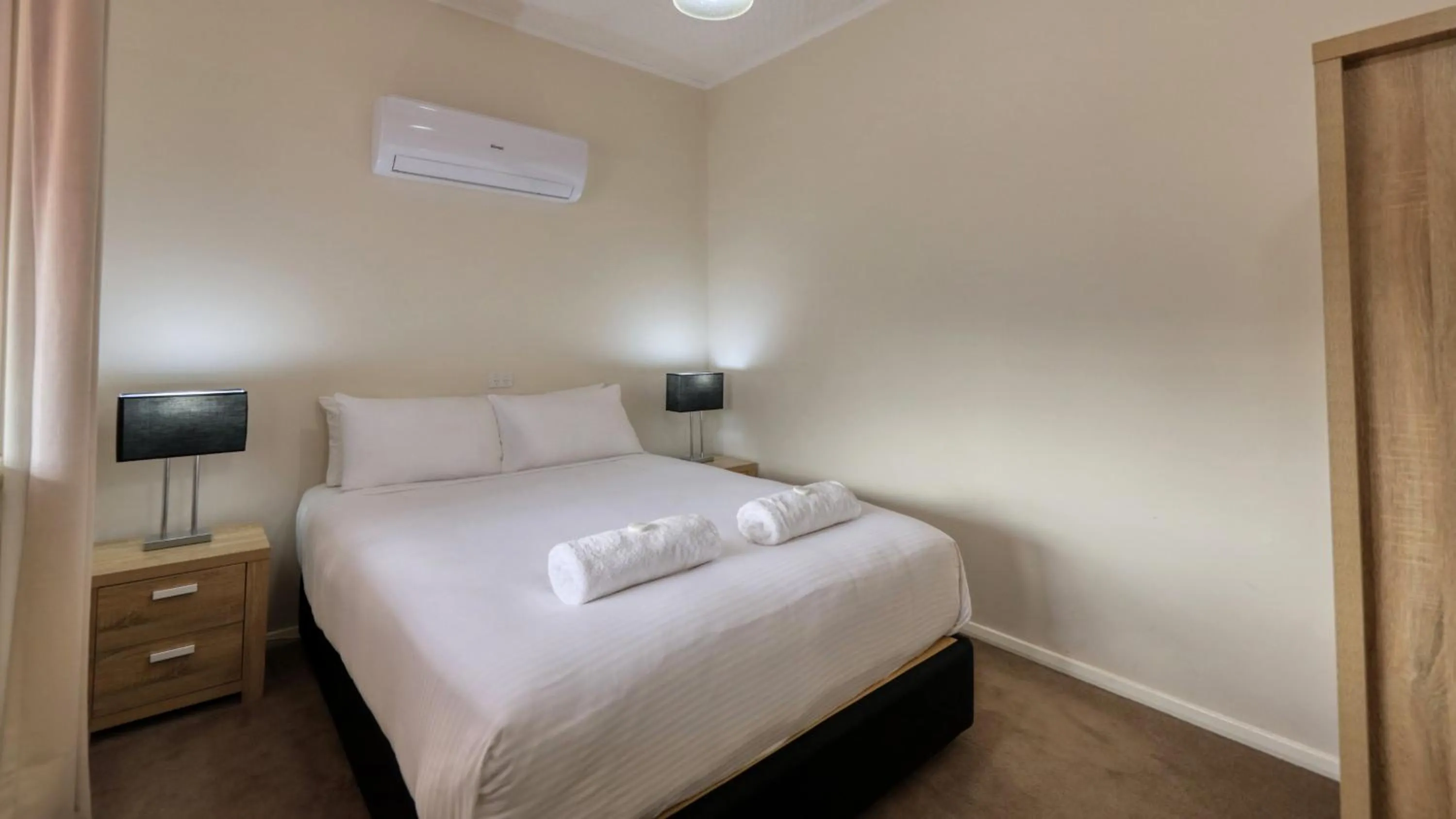 Bed in Charles Rasp Motor Inn & Cottages