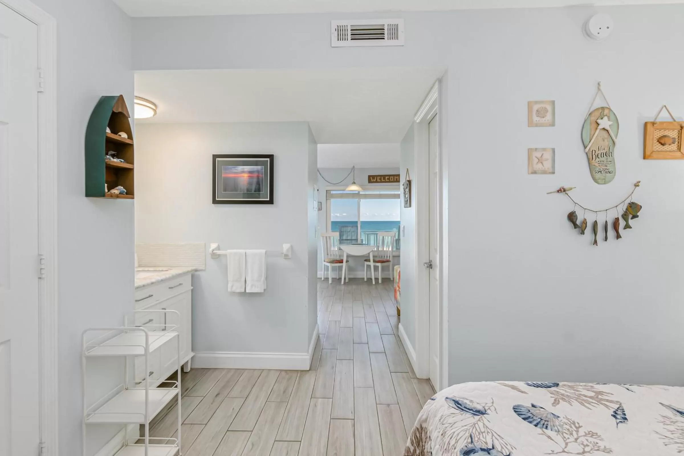 Living room, Bed in Tuckaway Shores Resort