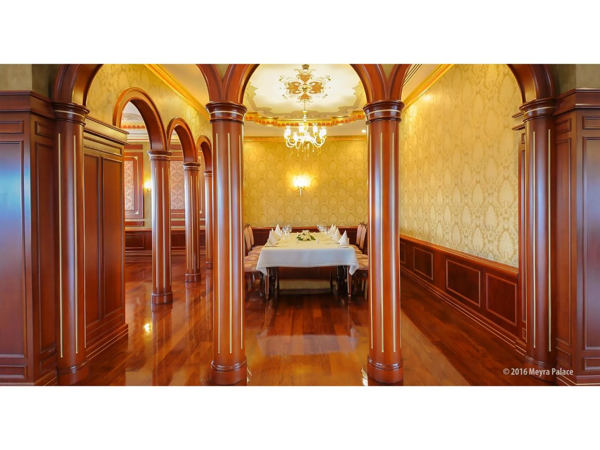 Restaurant/places to eat, Bed in Meyra Palace