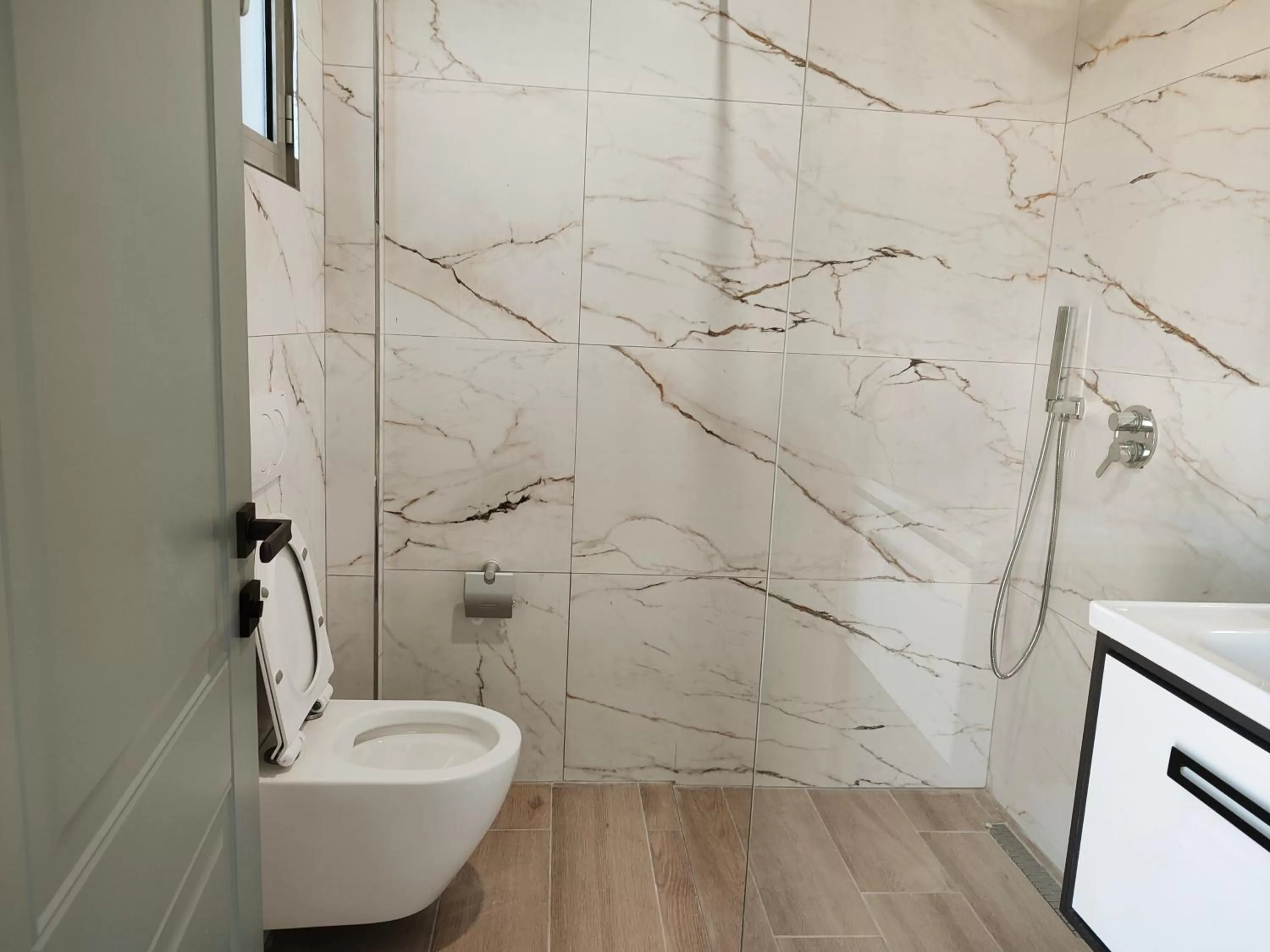 Bathroom in Petros rooms