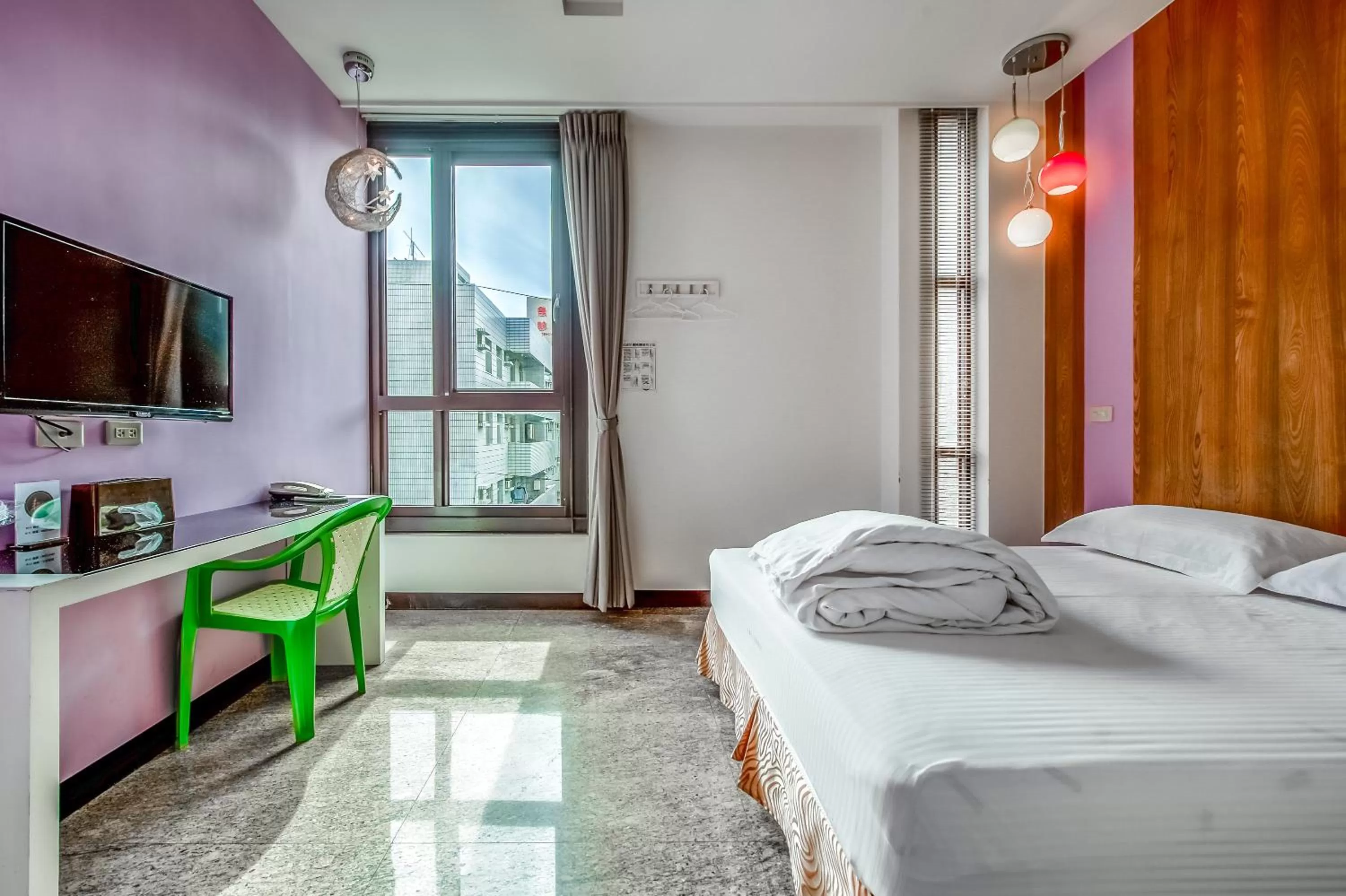 Photo of the whole room, Bed in lightness Station Inn