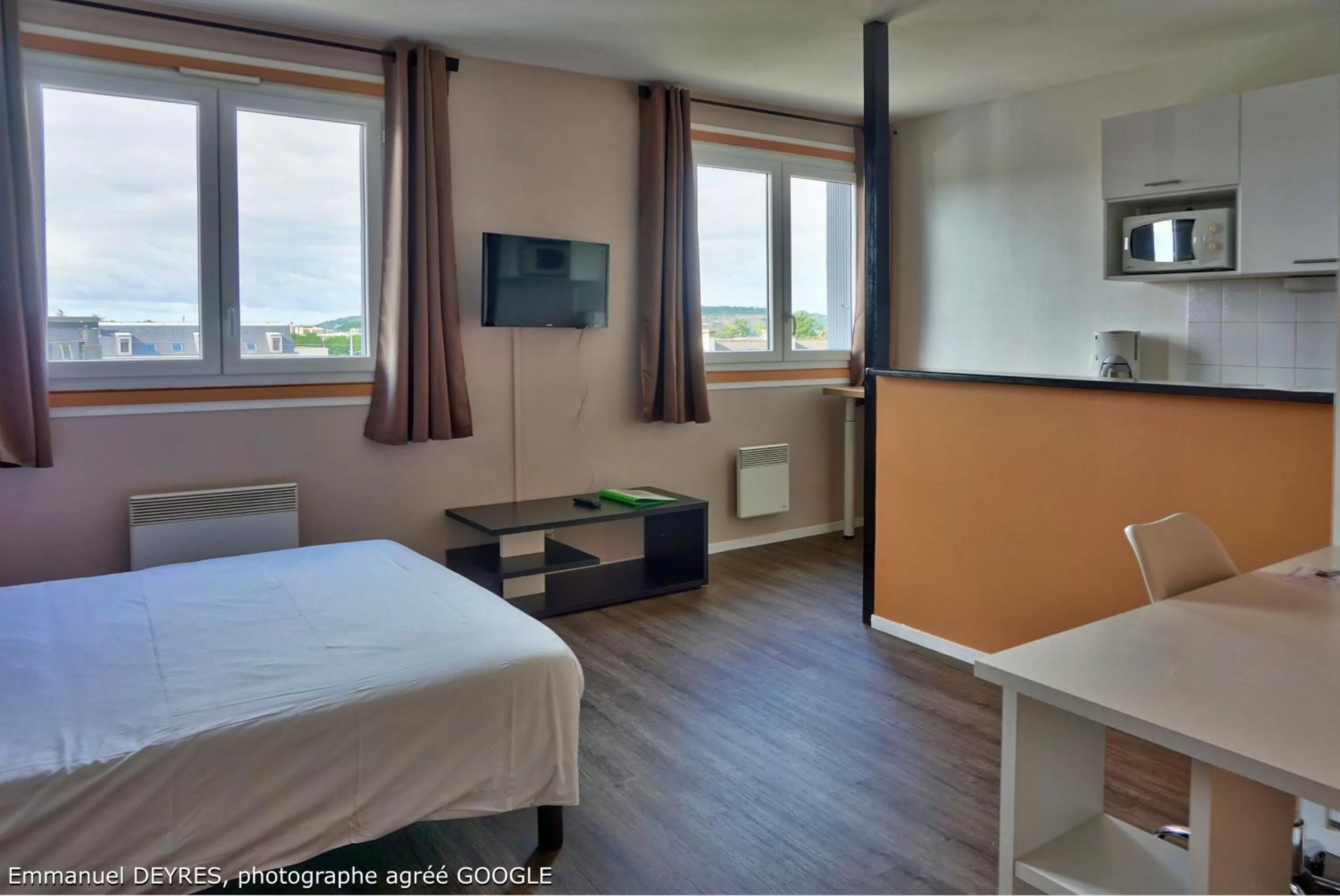 Photo of the whole room, Bed in Hôtel de Bretagne