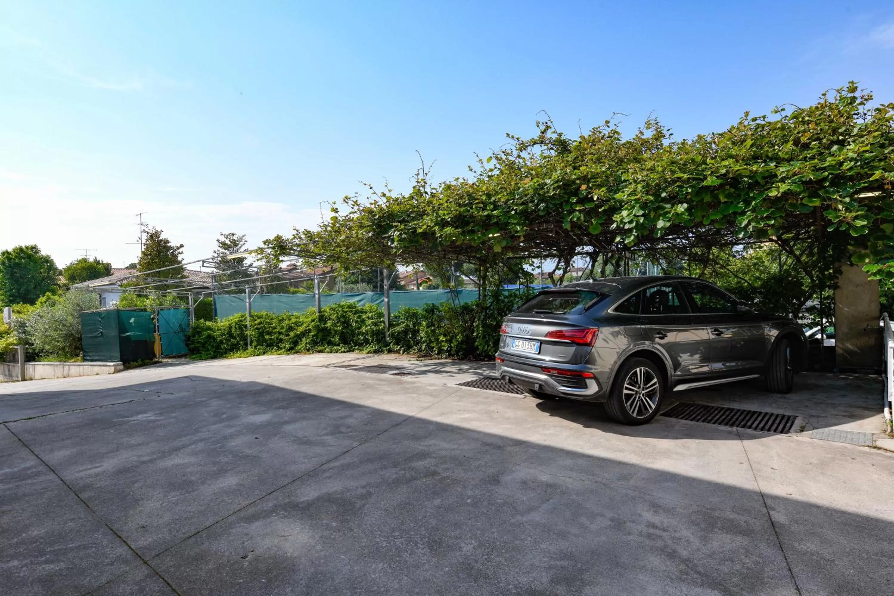 Parking in Best Western Hotel Arya