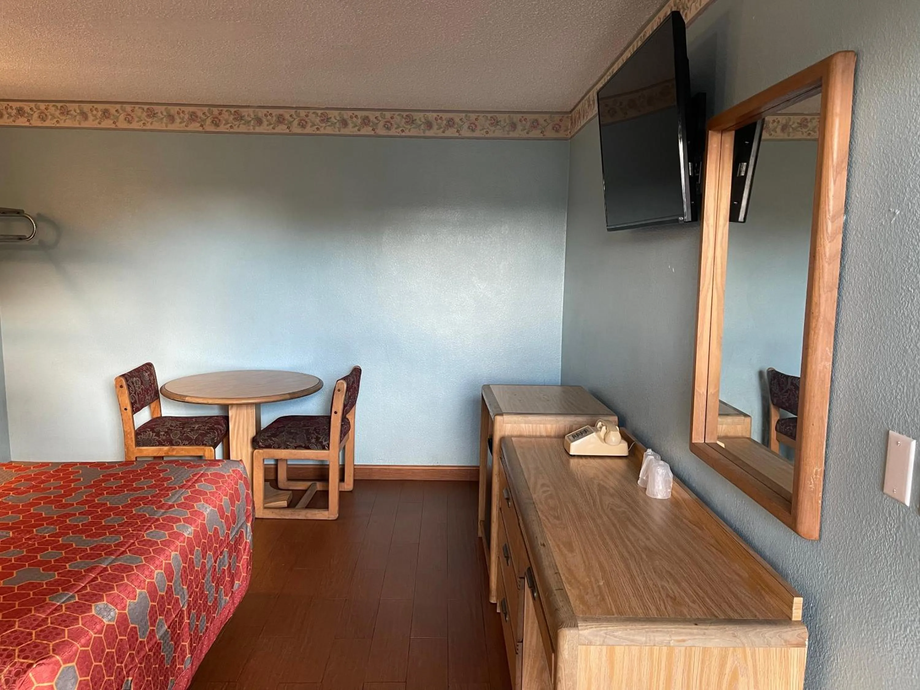 Bed in Chester Inn Motel