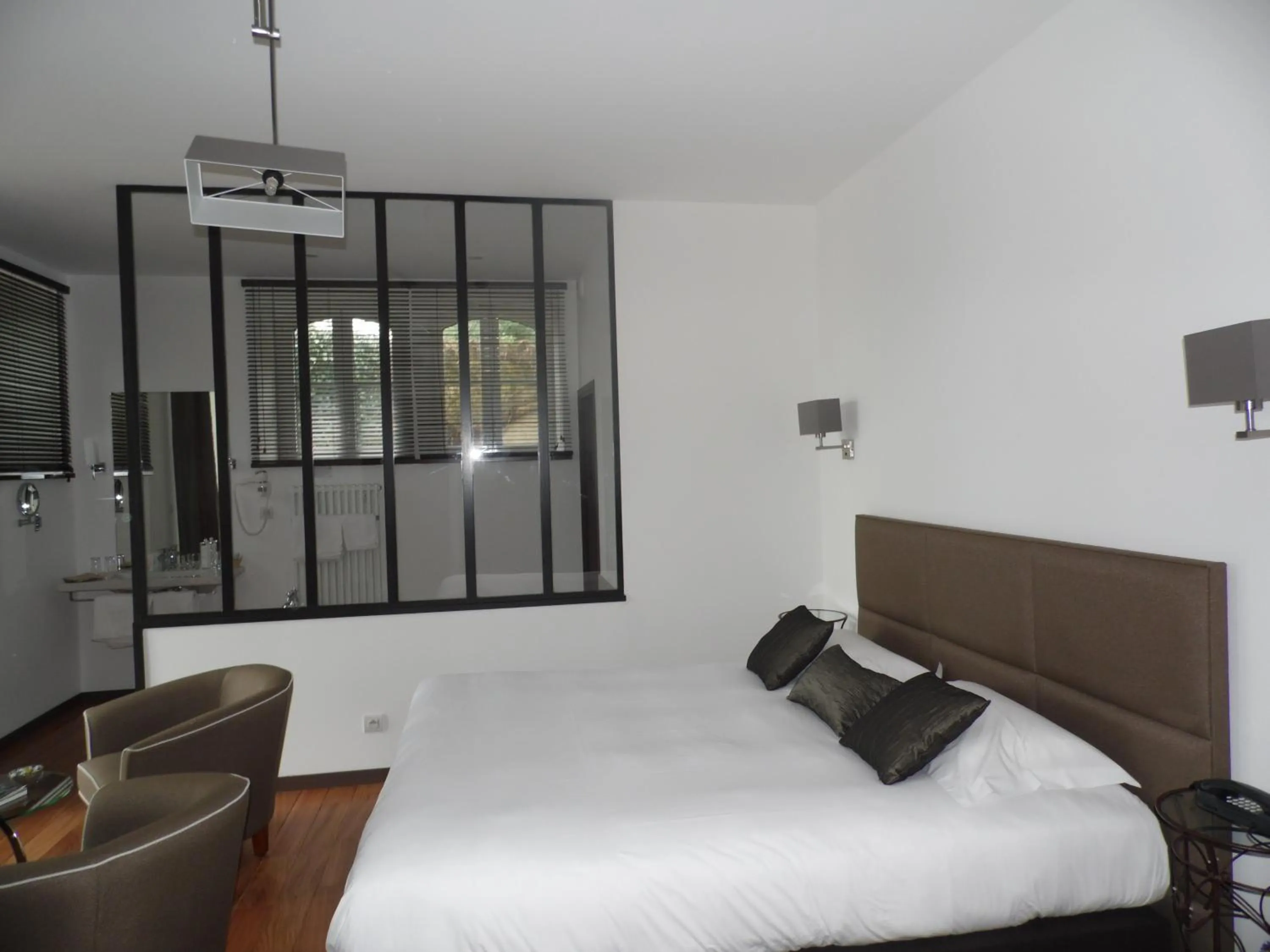 Bedroom in Clos de Vallombreuse, The Originals Relais