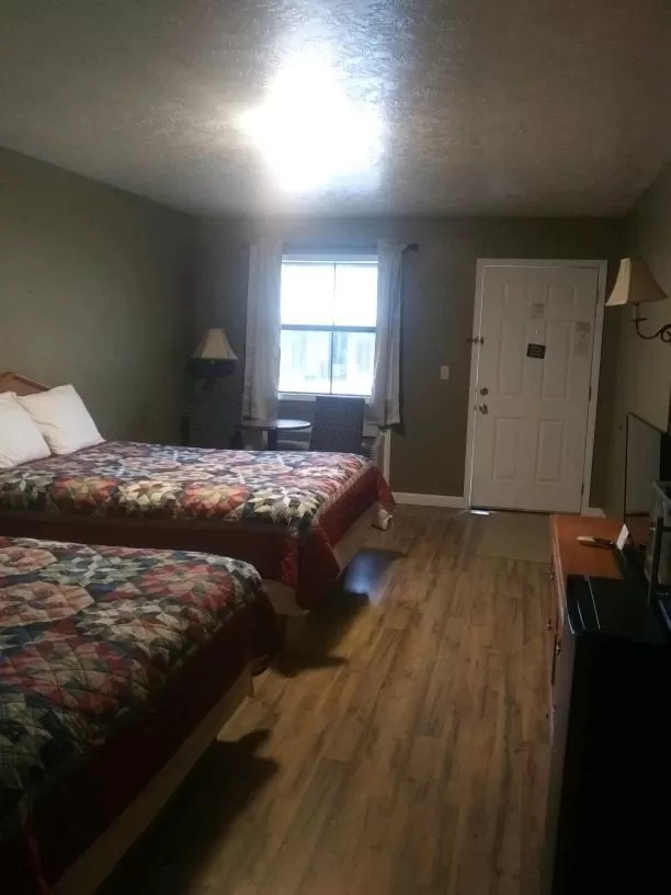 Bed in Whispering Creek Lodging & RV Resort