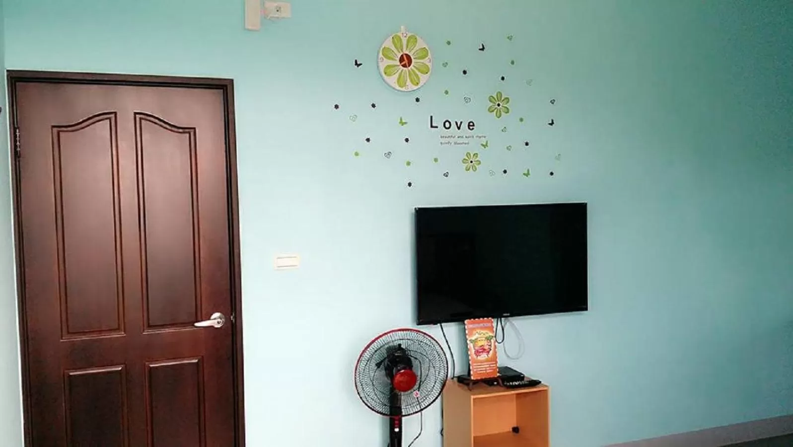 Photo of the whole room in Mirage