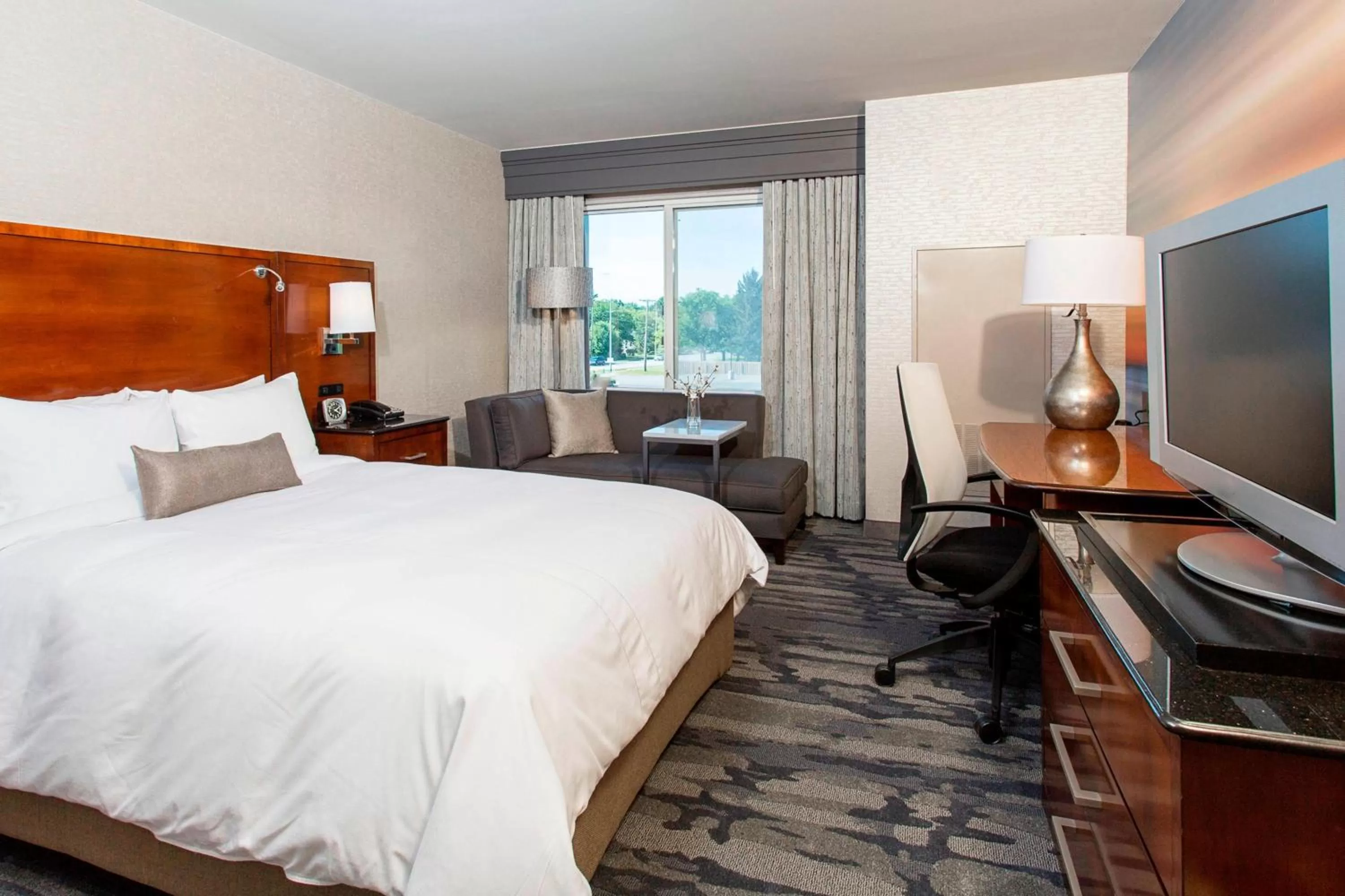 Photo of the whole room, Bed in Rochester Airport Marriott