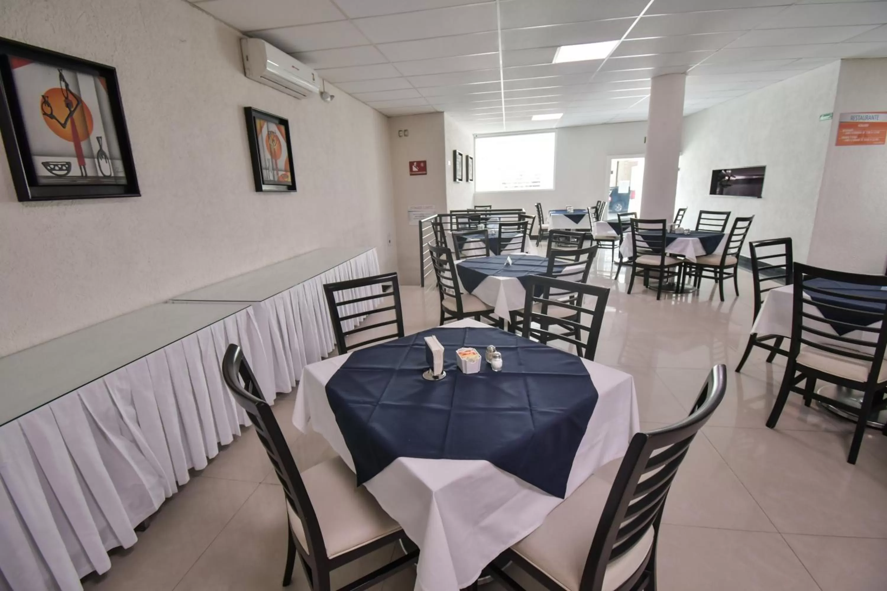 Restaurant/places to eat in Hotel Portonovo Plaza Centro