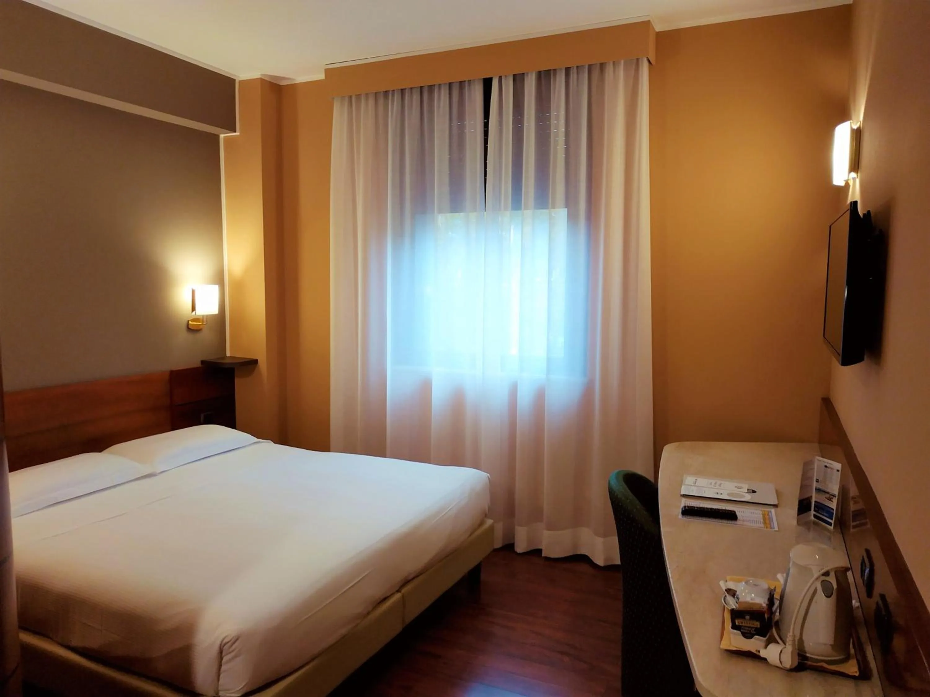 Decorative detail, Bed in Hotel Mirage Sure Hotel Collection by Best Western