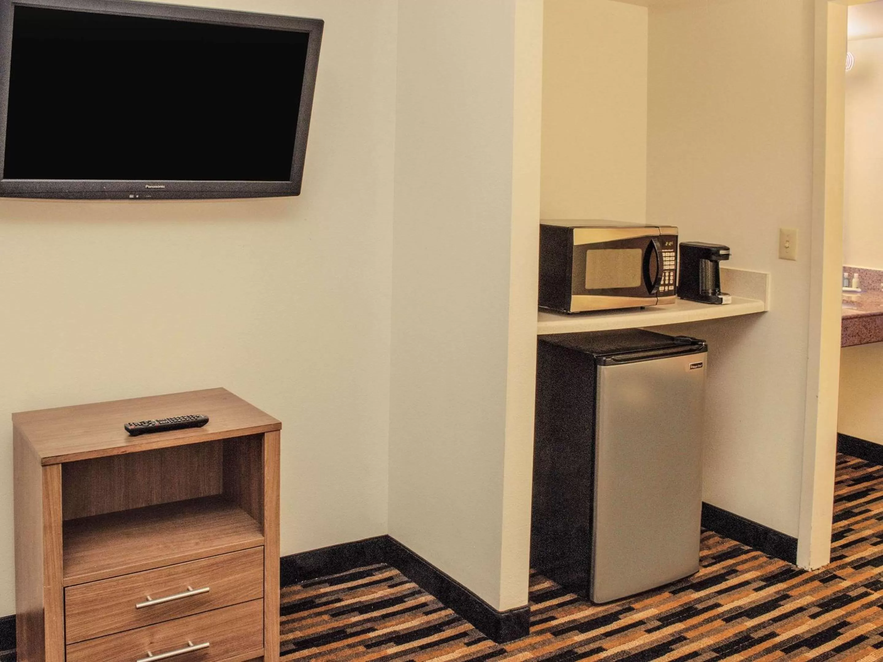 TV and multimedia in Quality Suites Lake Wright - Norfolk Airport