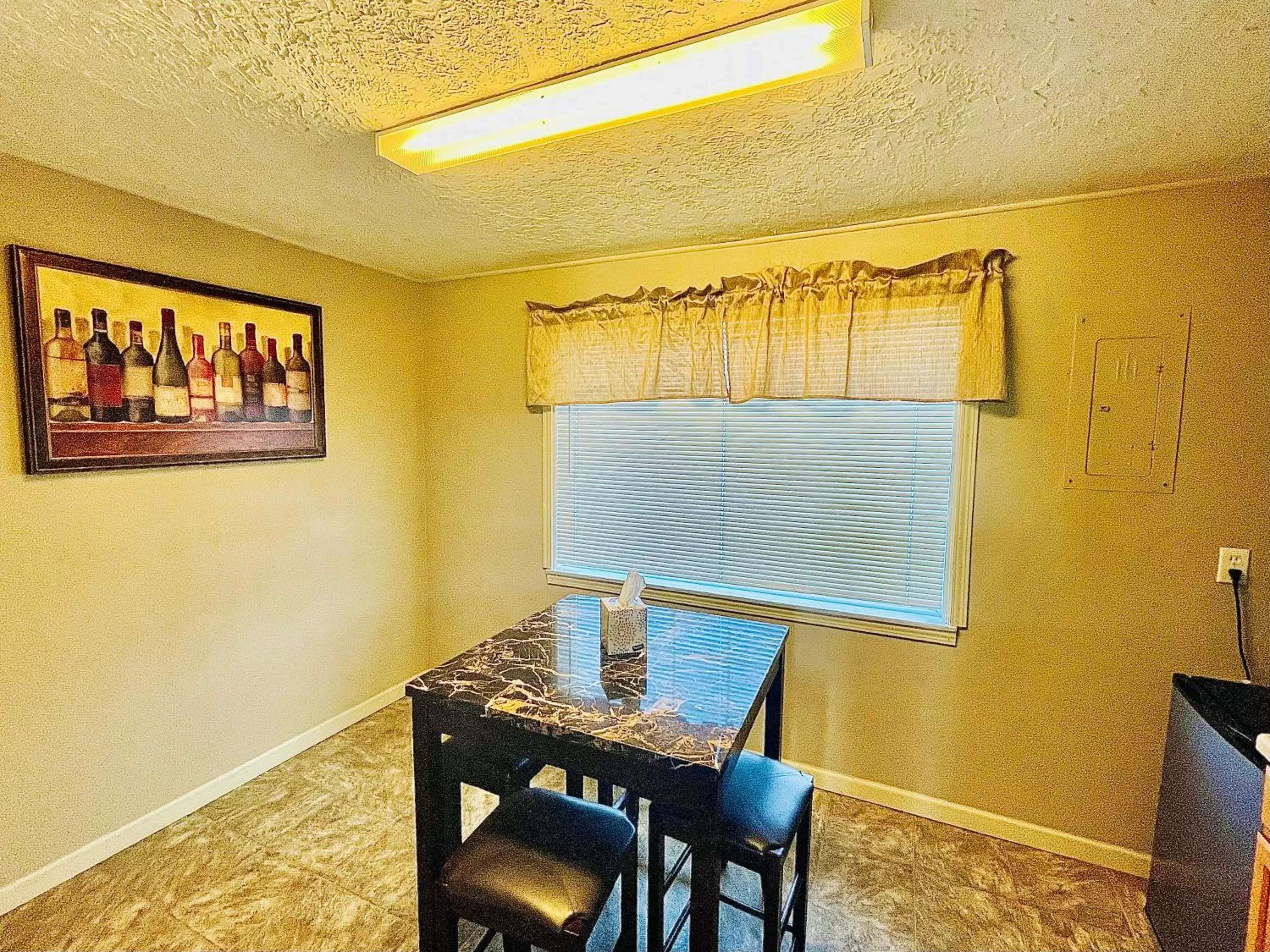 Dining area in Sage N Sand Motel