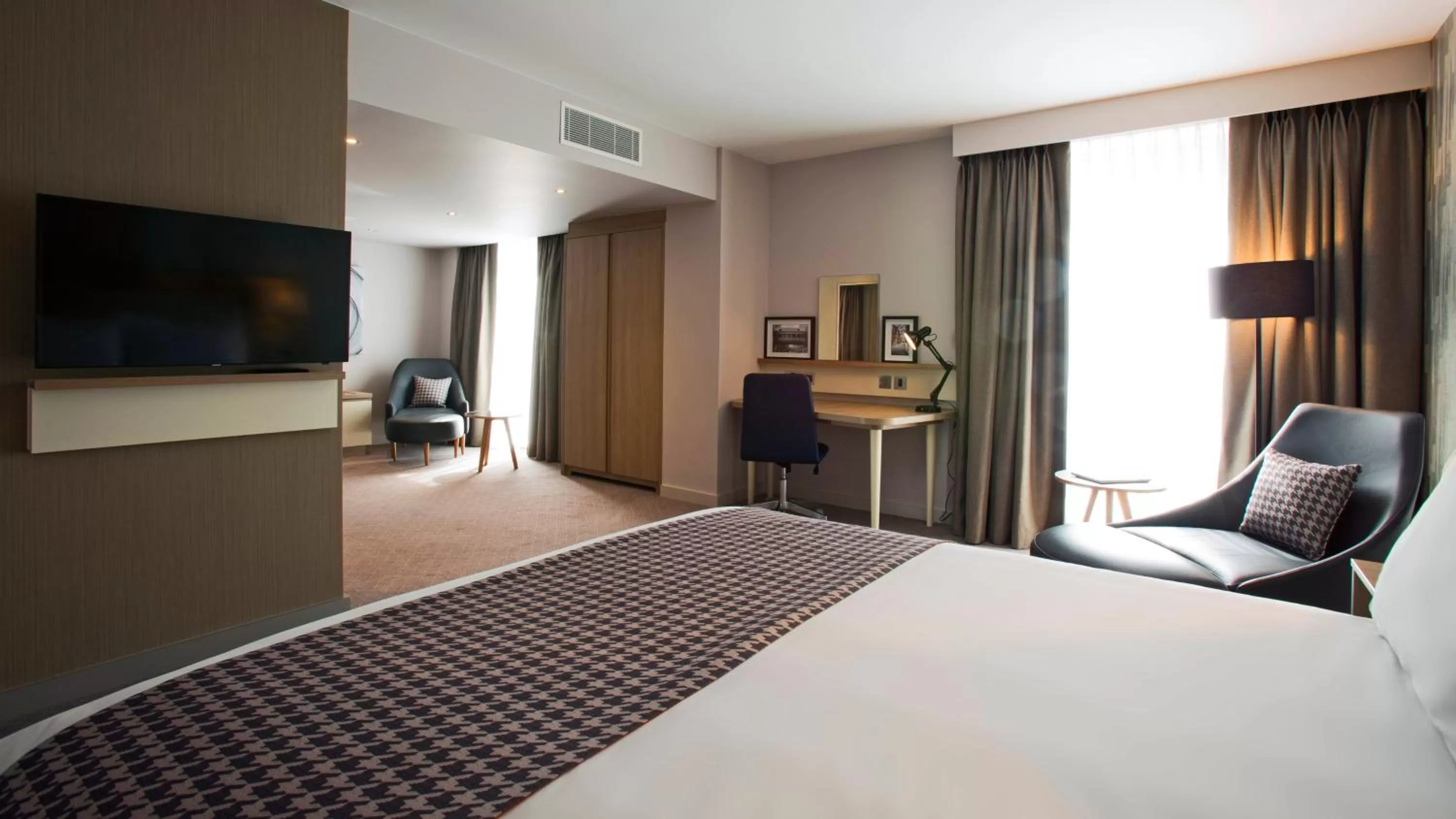 Photo of the whole room, Bed in Holiday Inn Manchester - City Centre by IHG