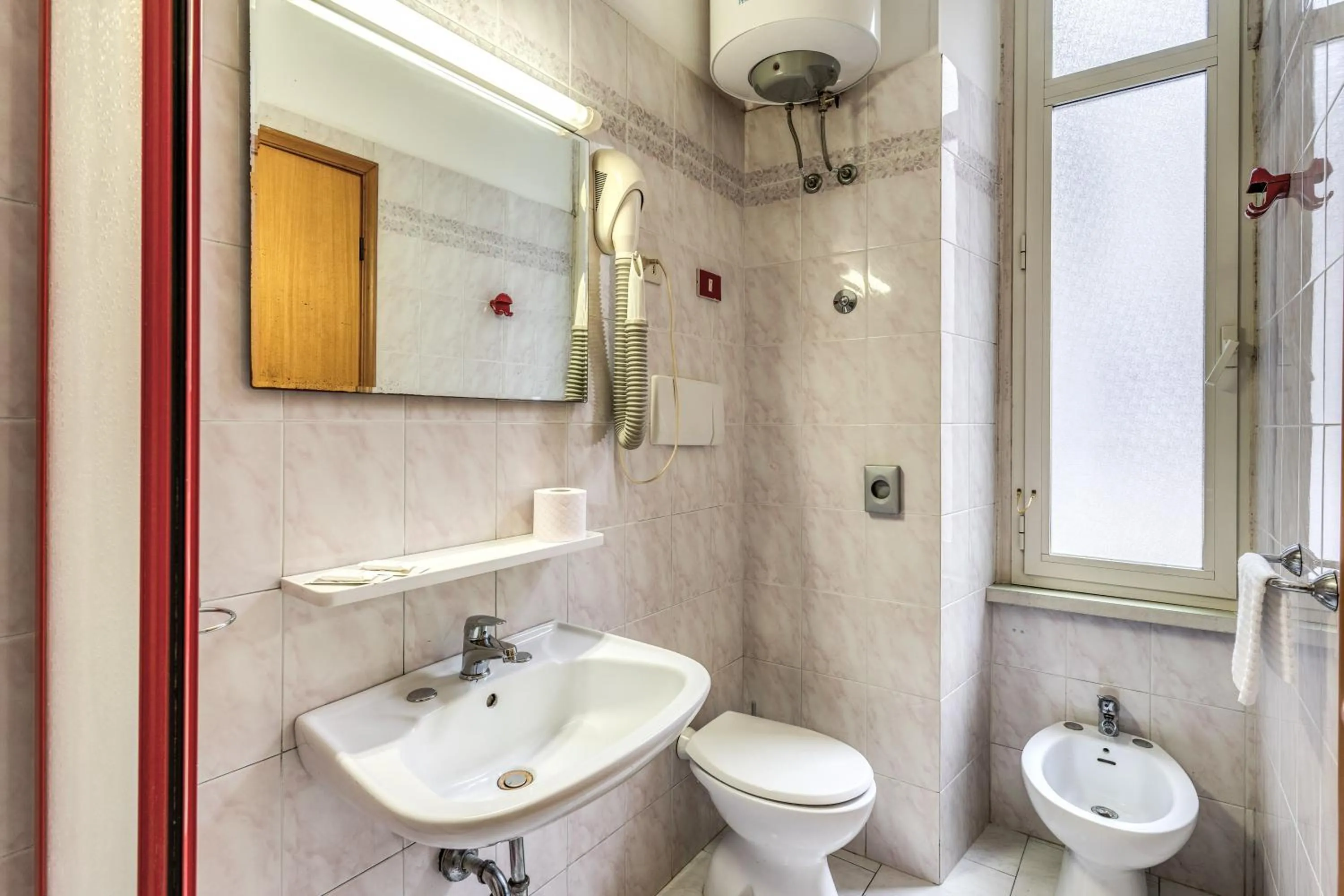 Bathroom in Hotel Altavilla 9