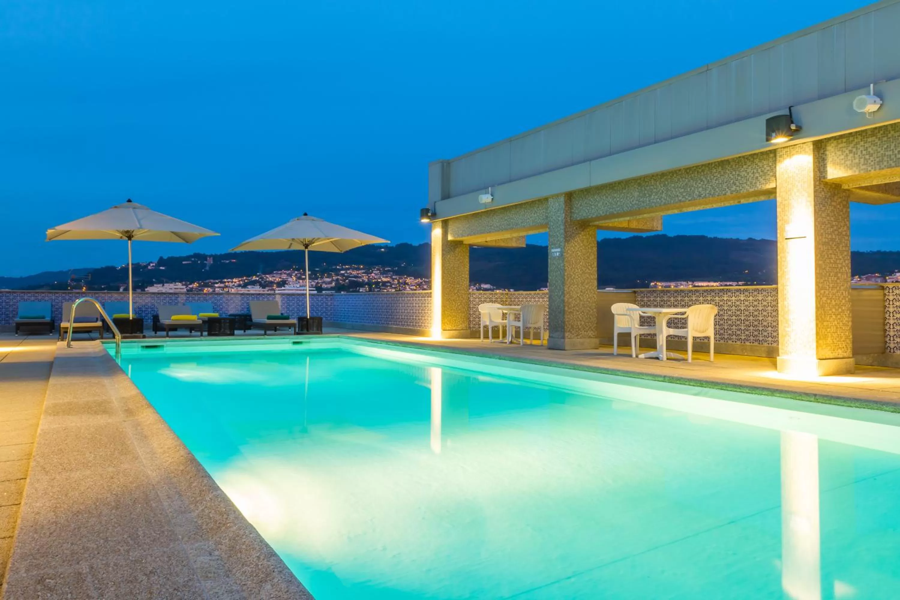 Swimming pool in Hotel Mercure Braga Centro