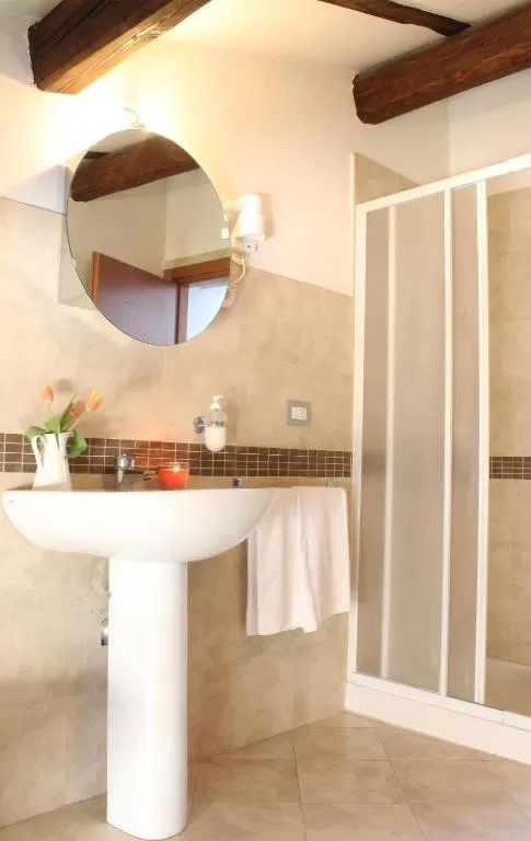 Shower, Bathroom in Accanto Al Centro B&B