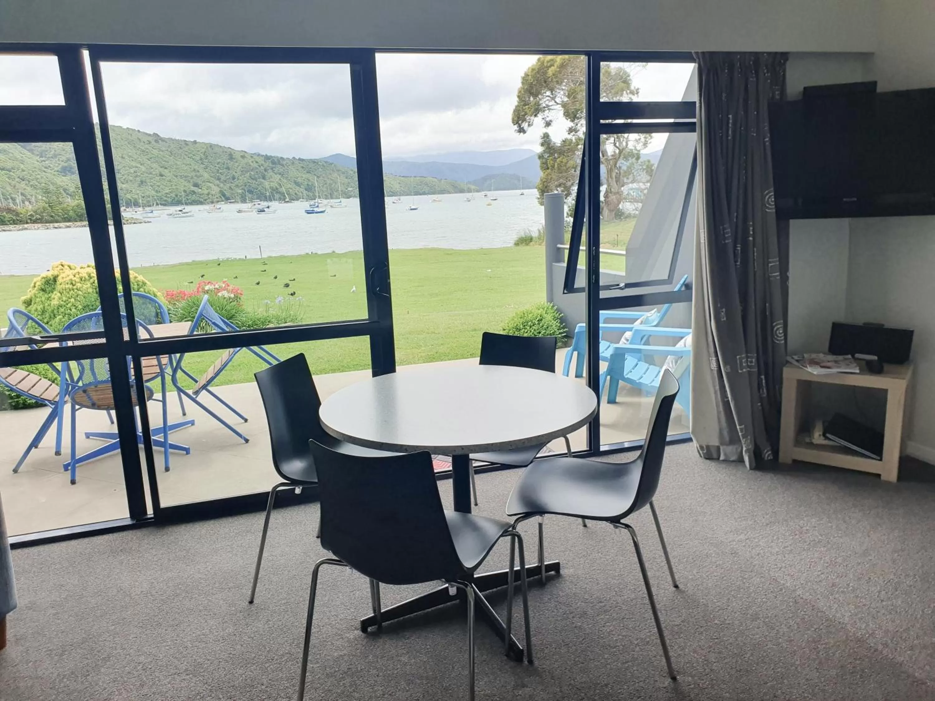 Living room in Bay Vista Waterfront Motel
