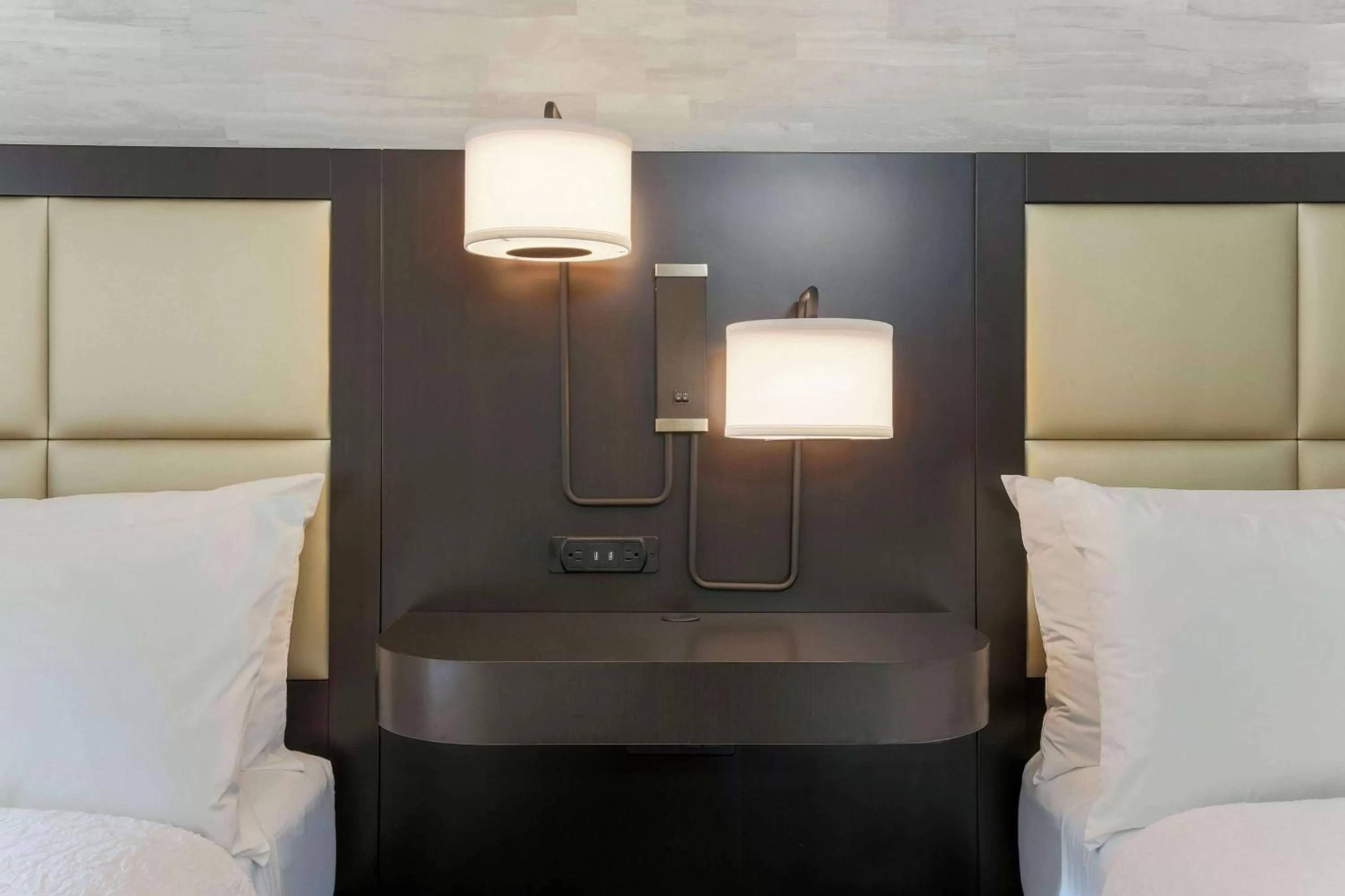 Bed in Hampton Inn & Suites Denver Tech Center