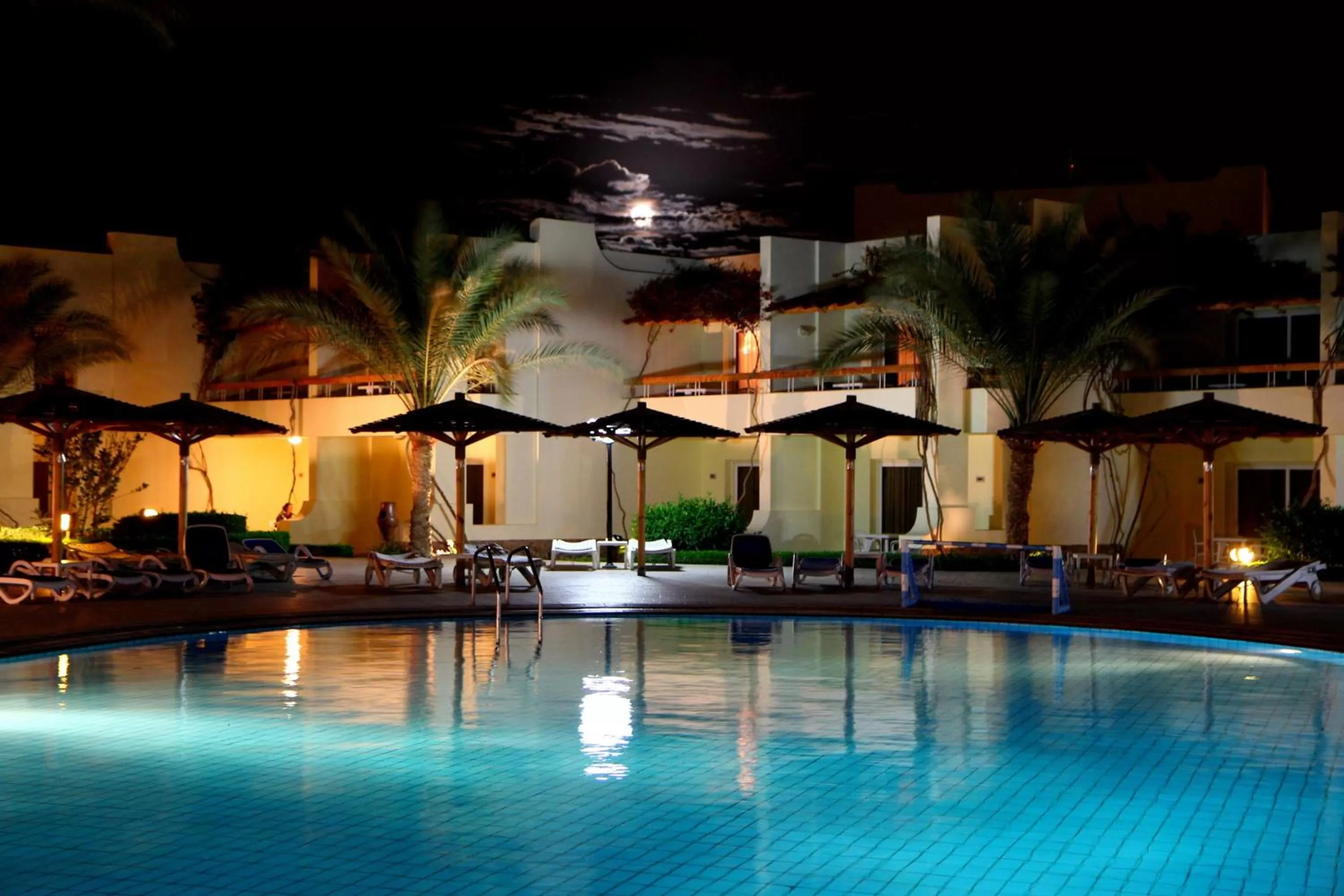 Swimming pool in Palm Beach Resort Families and Couples only