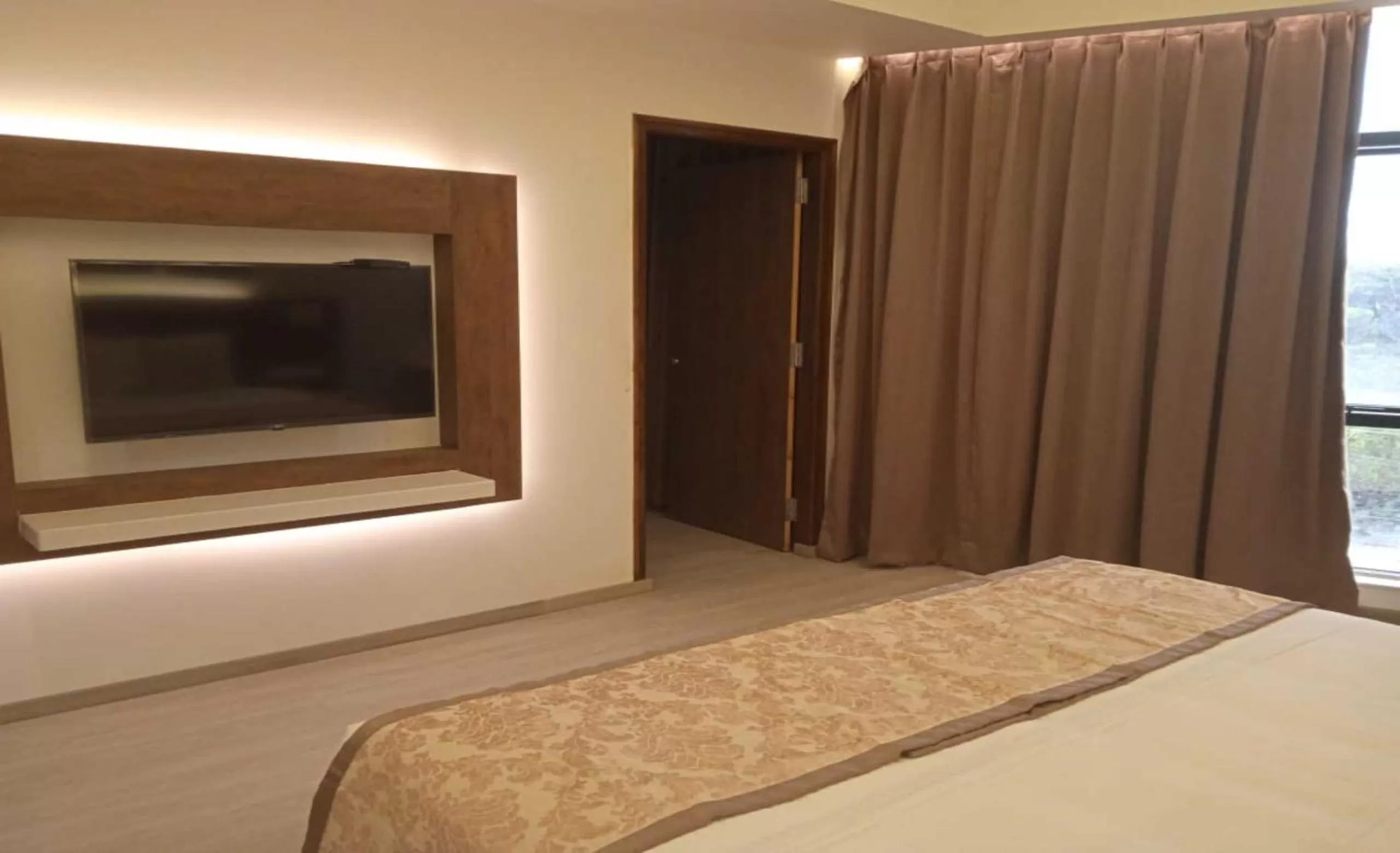 View (from property/room), Bed in The Avatar Hotel & Convention