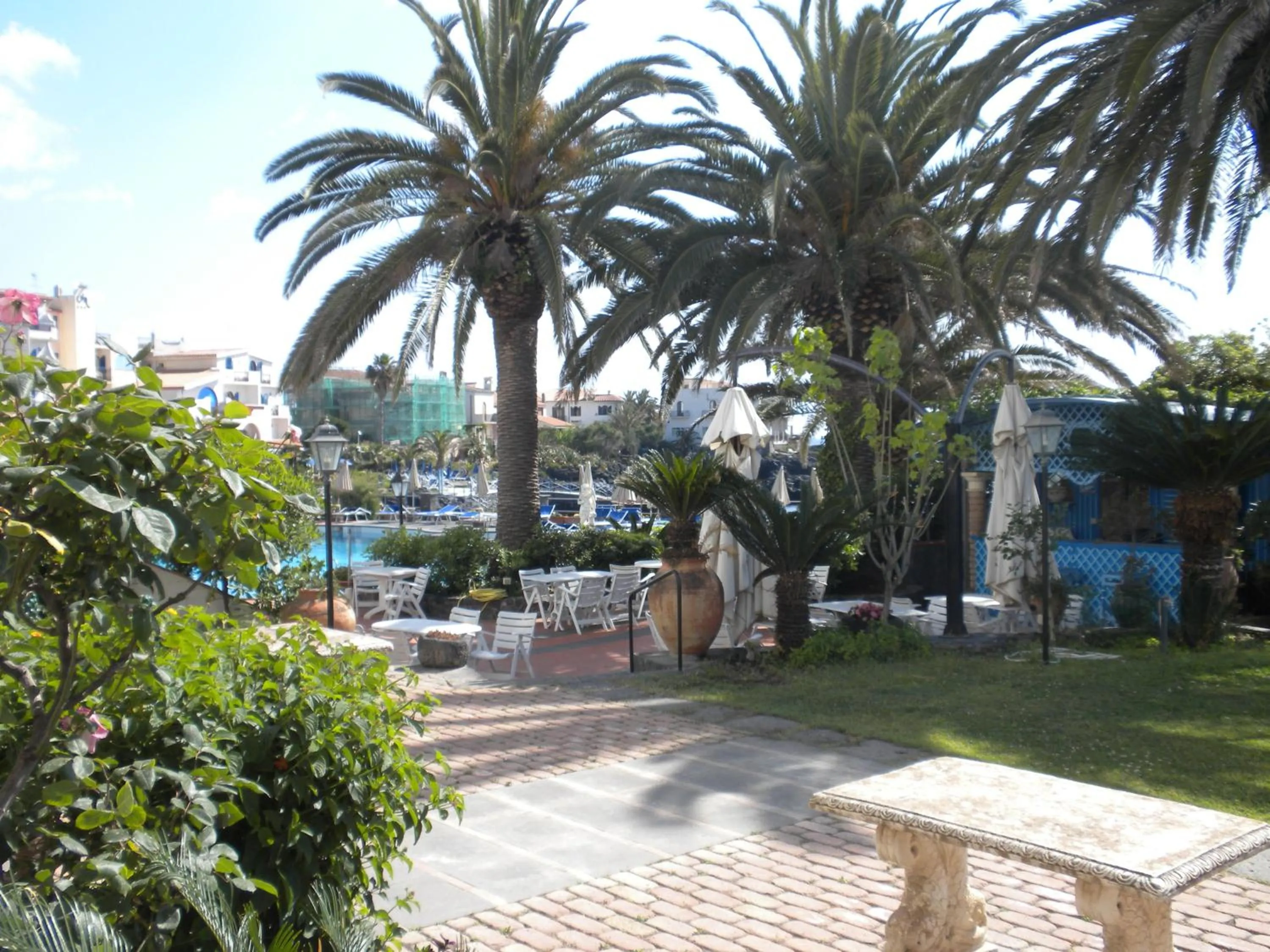 Garden in Arathena Rocks Hotel