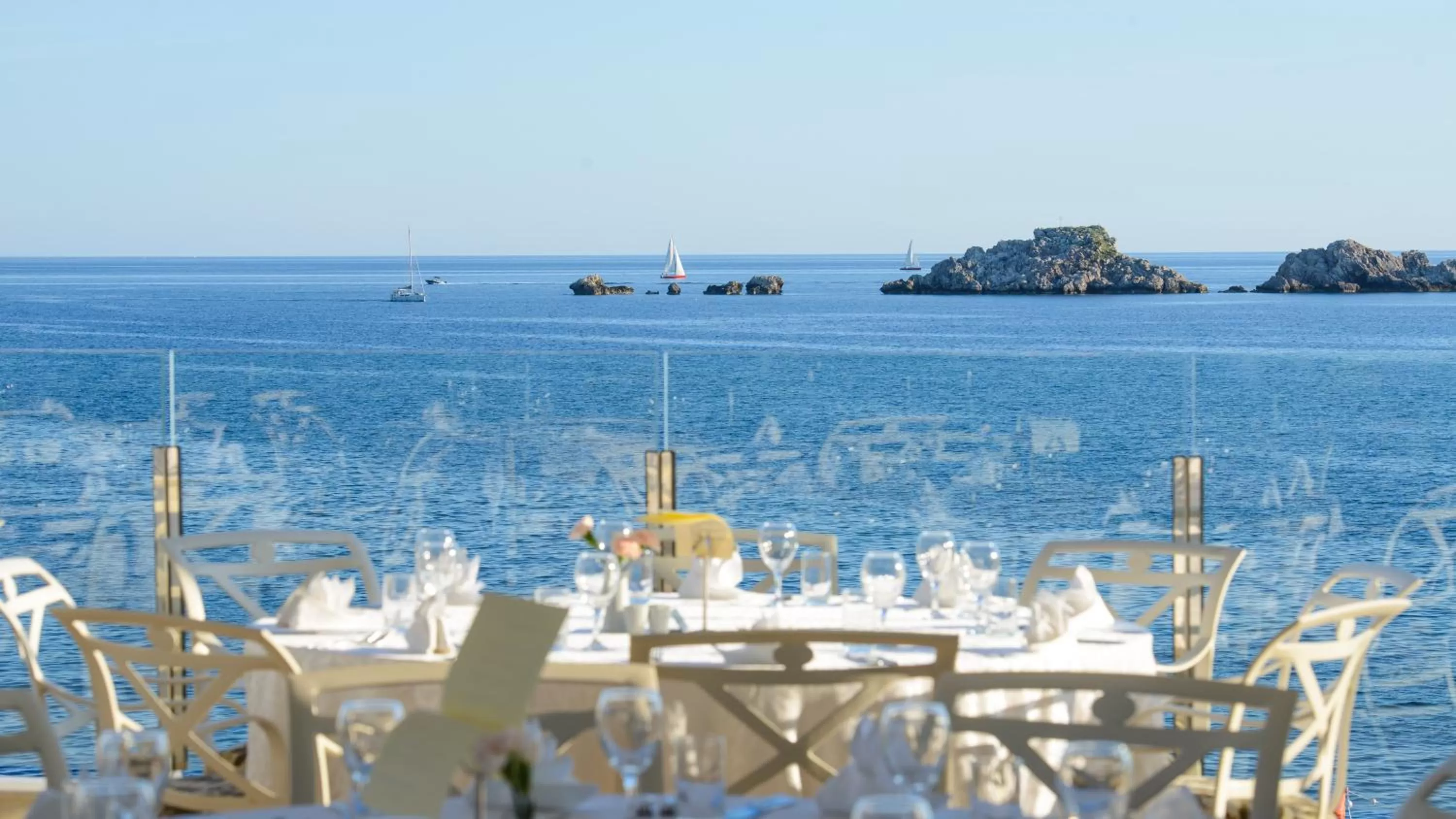 Restaurant/places to eat in Royal Blue Hotel