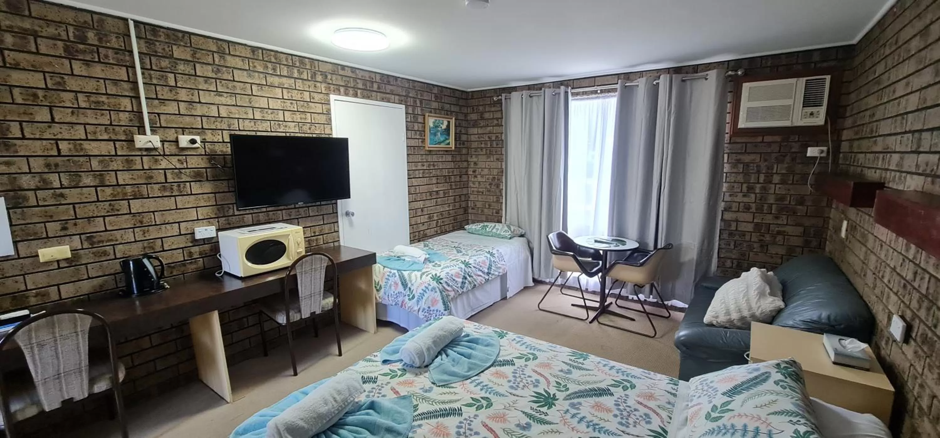 Photo of the whole room, Bed in The SIM - Sussex Inlet Motel