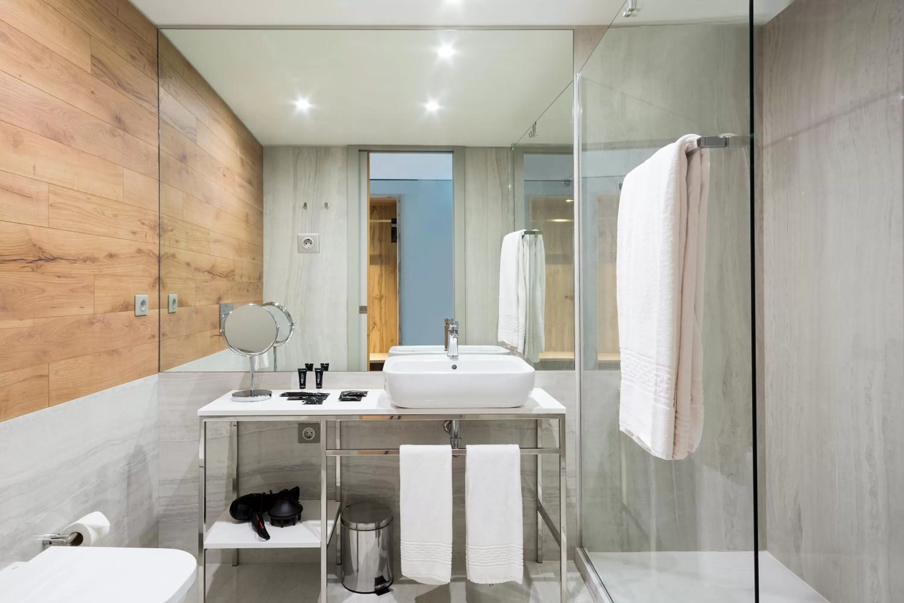 Shower in Acta The Avenue