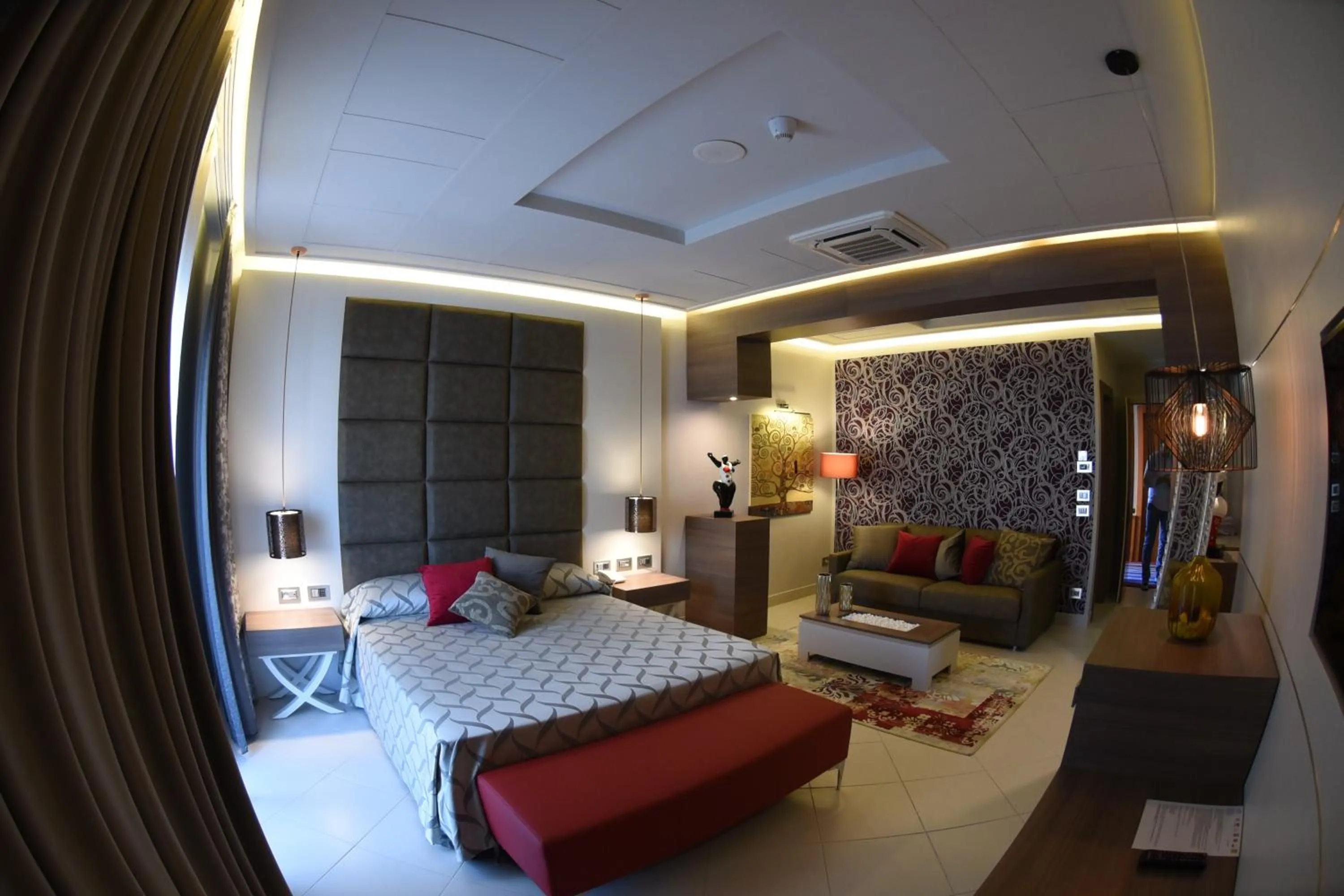 Photo of the whole room, Bed in Hotel Niagara