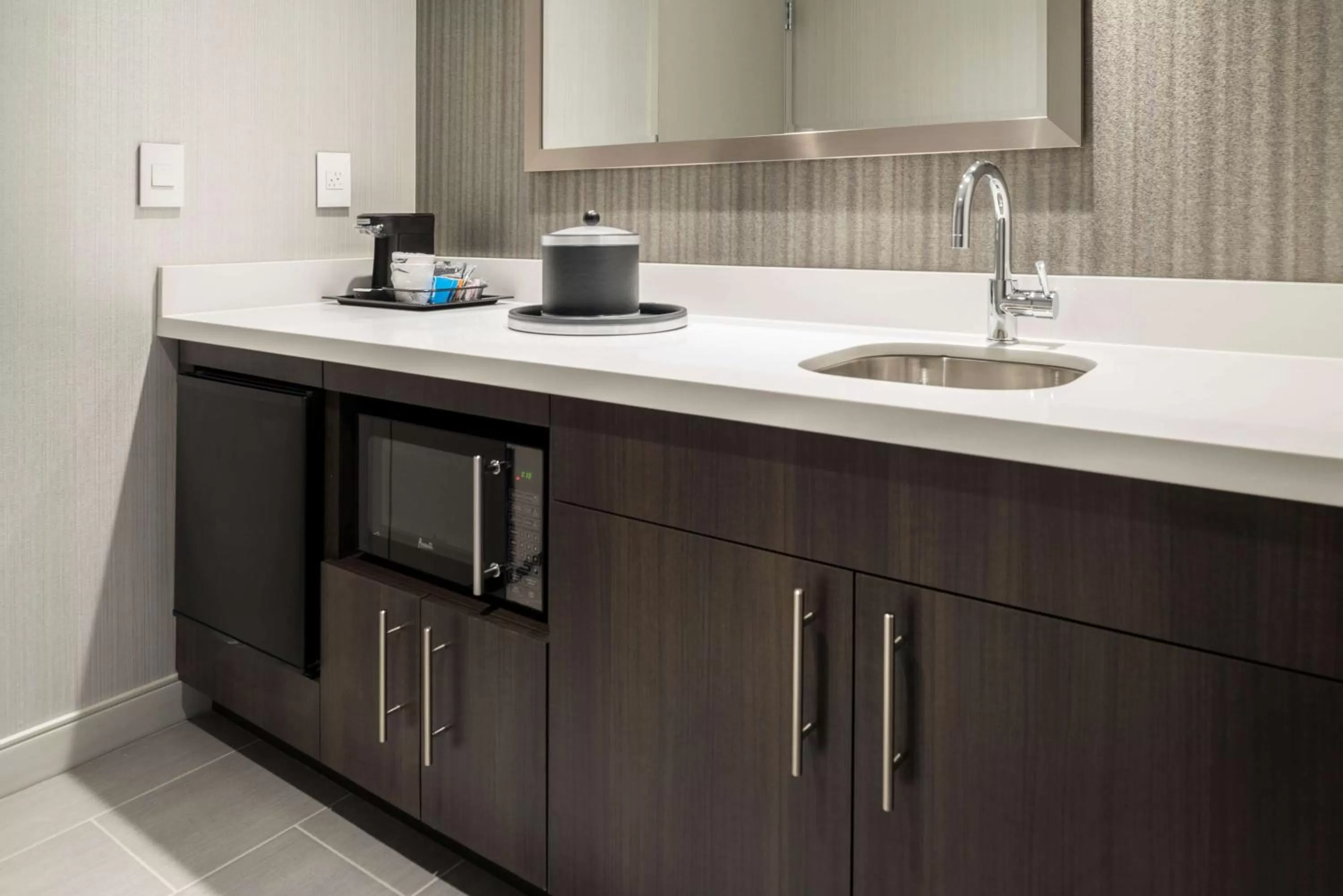 Photo of the whole room in Hampton Inn & Suites Bridgewater, NJ