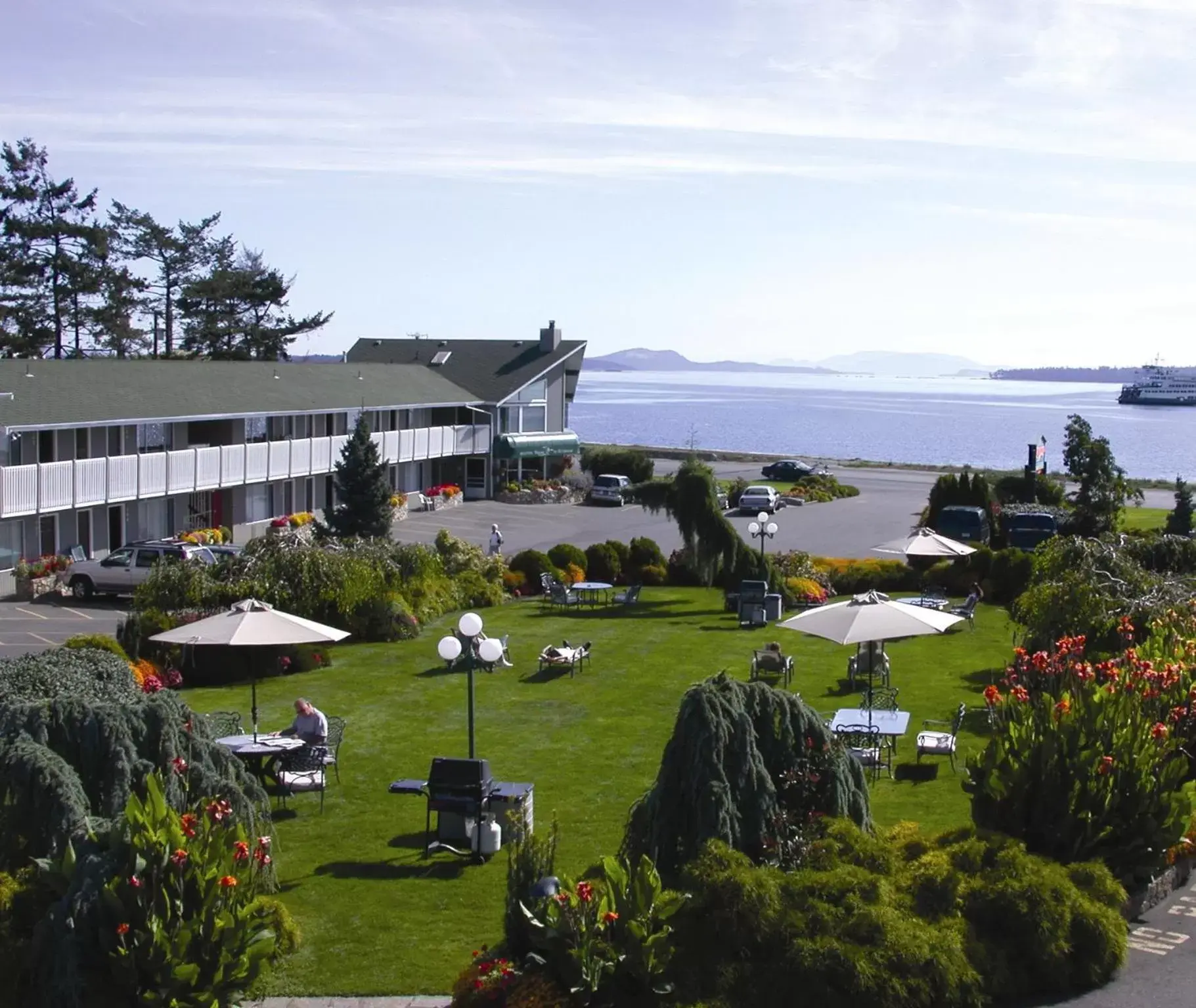 The Cedarwood Inn & Suites The Cedarwood Inn & Suites