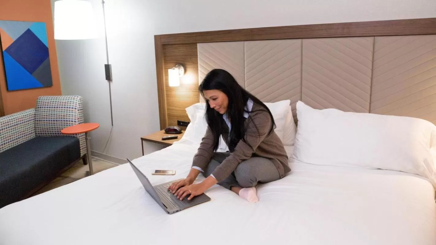 Bed in Holiday Inn Express & Suites Heath - Newark by IHG