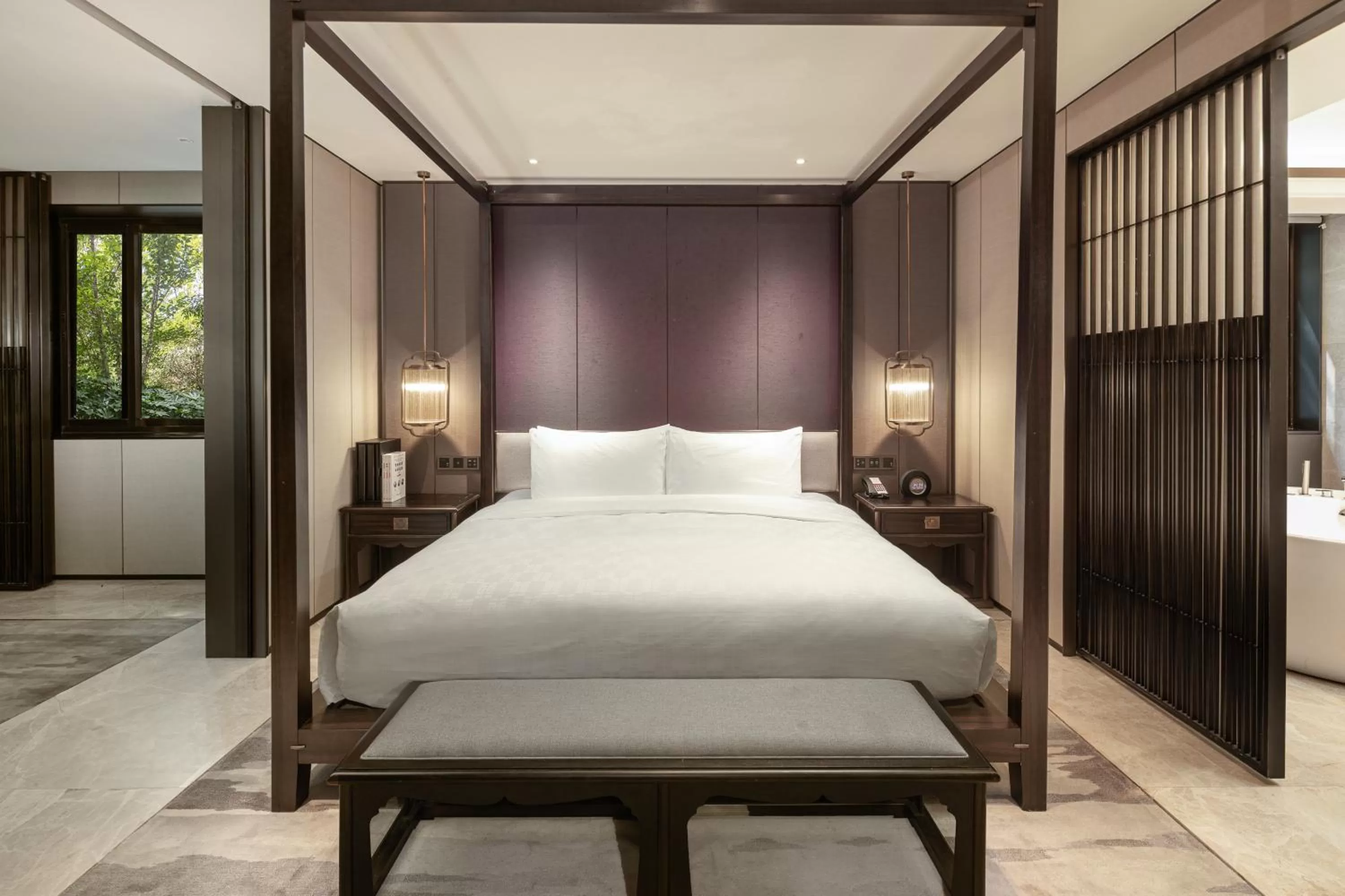 Photo of the whole room, Bed in HUALUXE Xi'an Tanghua by IHG