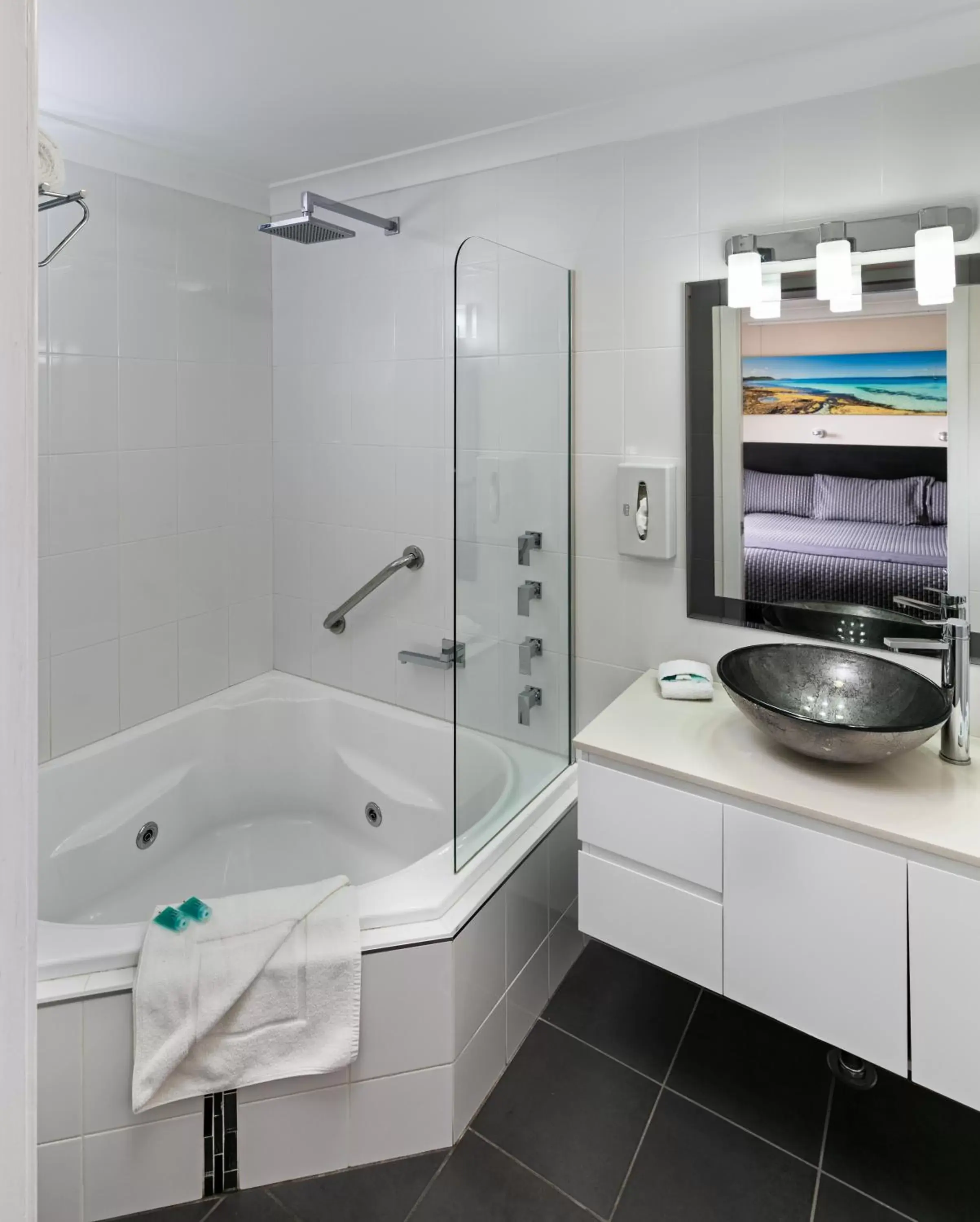 Suite with Spa Bath in Dolphin Shores Suite with Spa Bath in Dolphin Shores