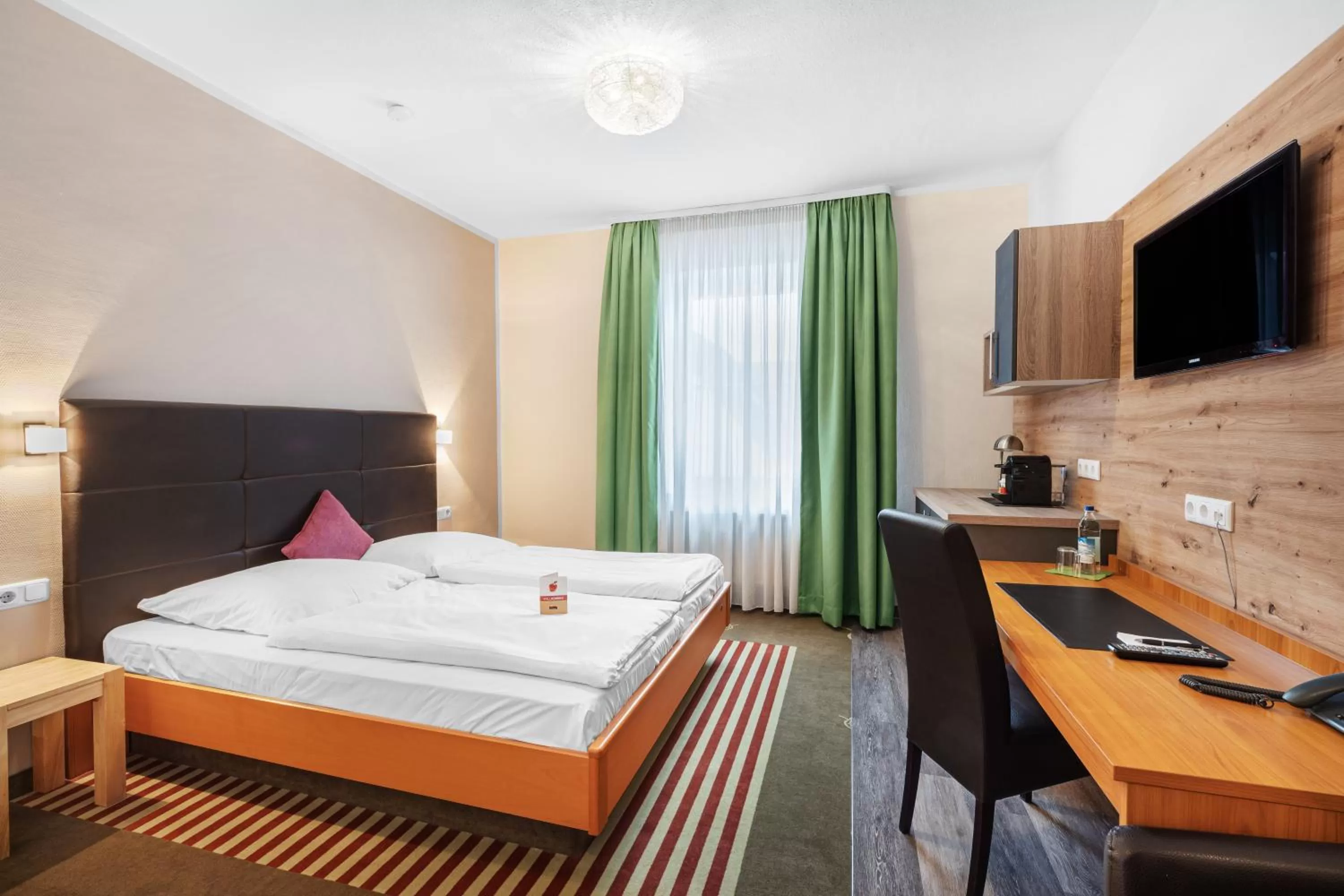 Photo of the whole room, Bed in Schieners Hotel & Apfelhof Apartments