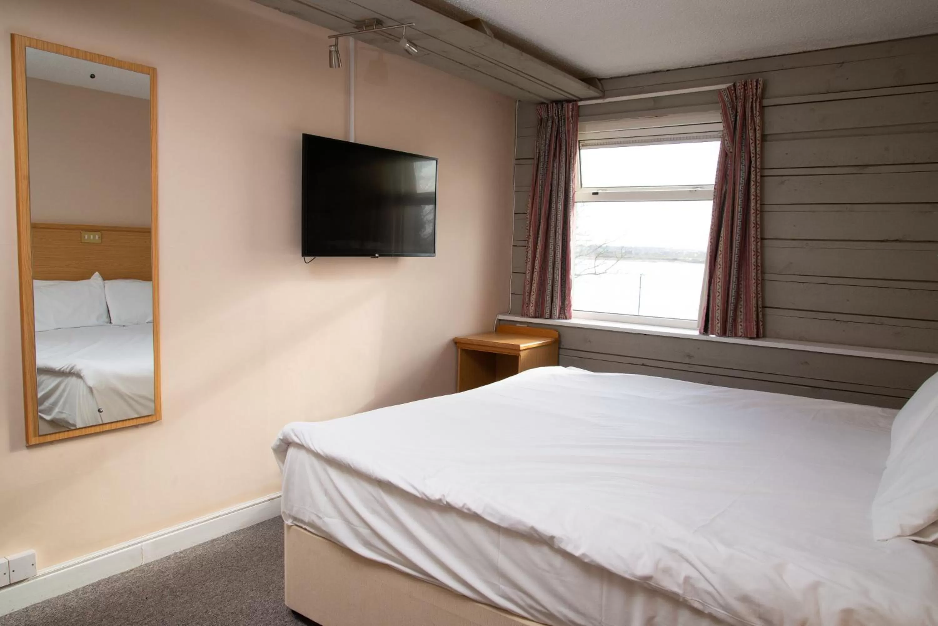 Bedroom, Bed in Royal Hotel, Bar & Grill