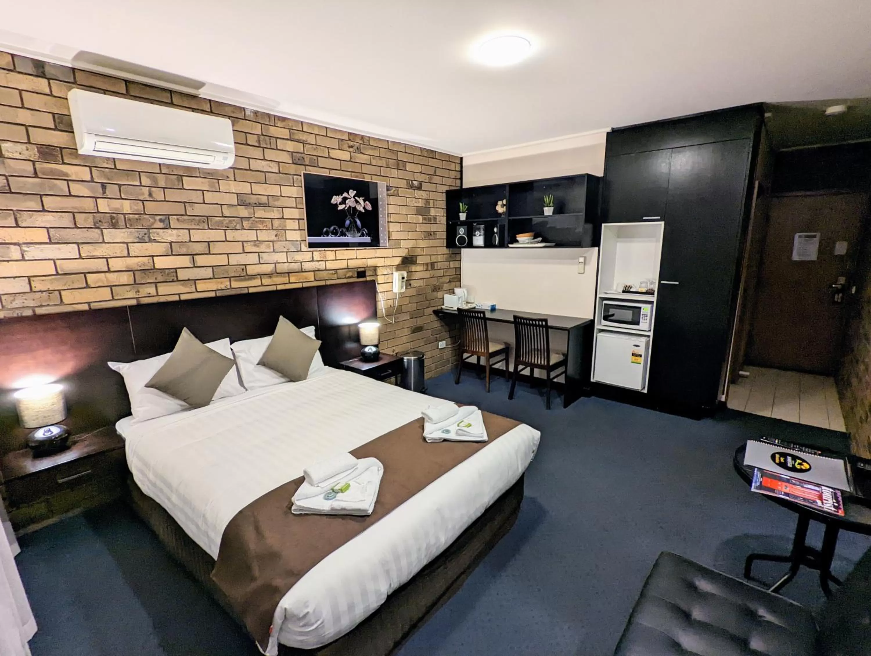 Bed in Homestead Motor Inn & Apartments