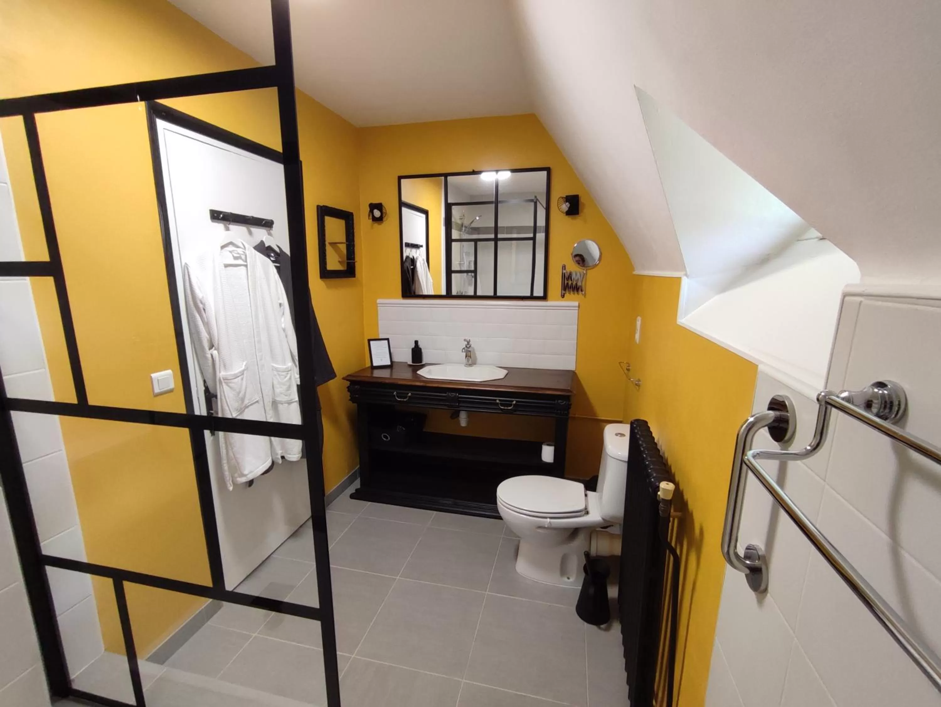 Bathroom in Aux Couleurs d'Esteil