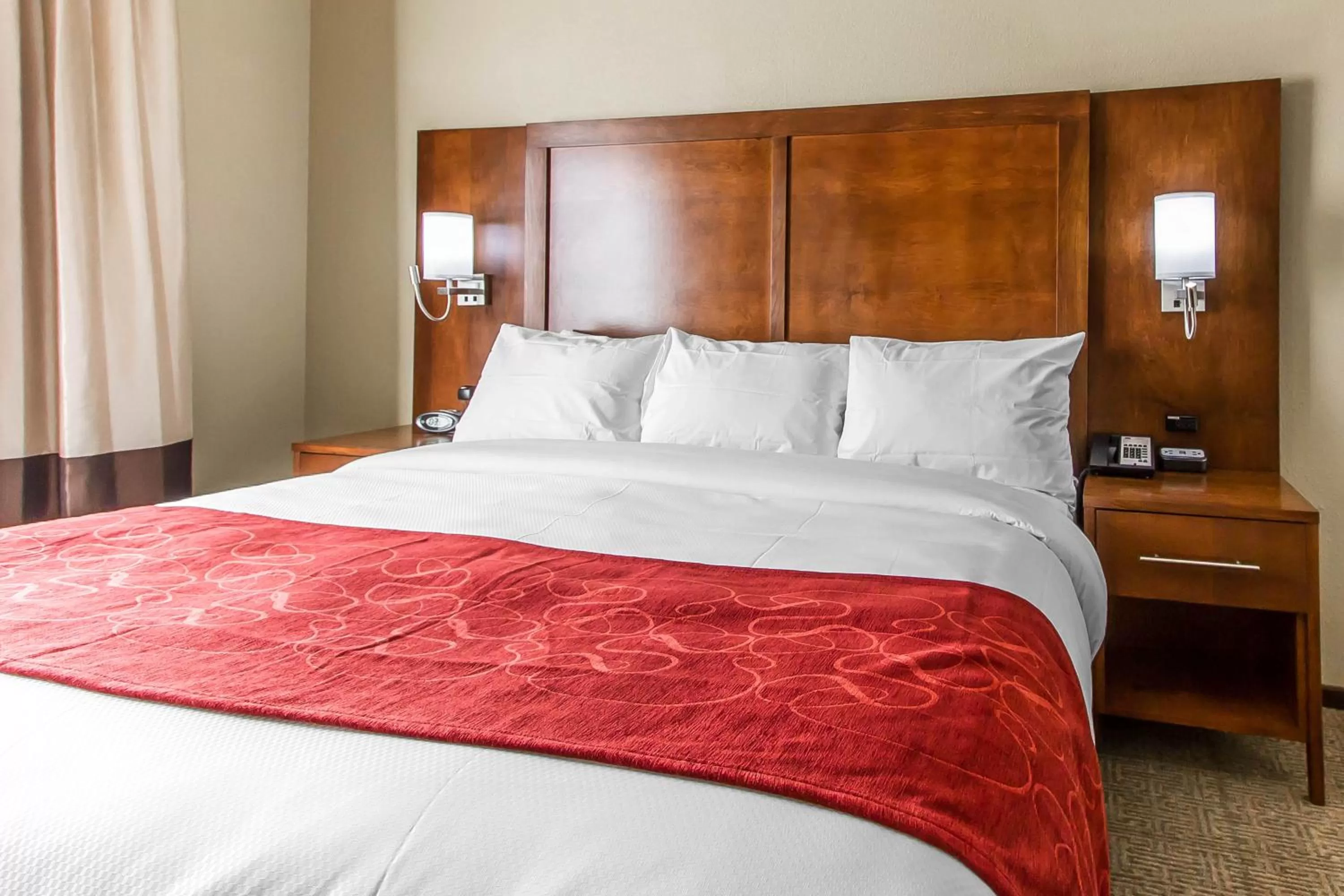 Photo of the whole room, Bed in Comfort Suites West Omaha