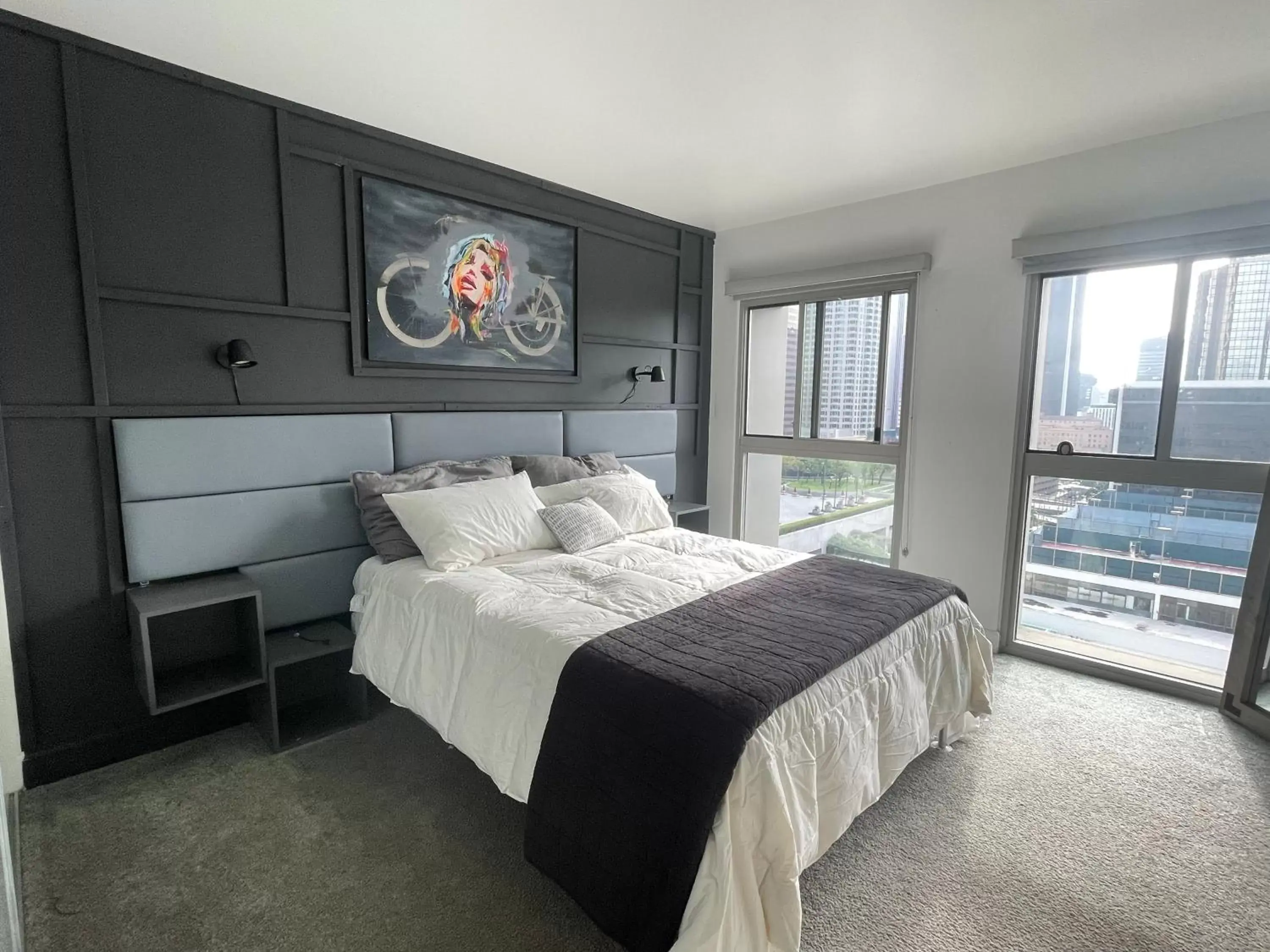 Bed in Amazing DTLA View 1bd Full Kitchen Free Private Parking. Bed in Amazing DTLA View 1bd Full Kitchen Free Private Parking.