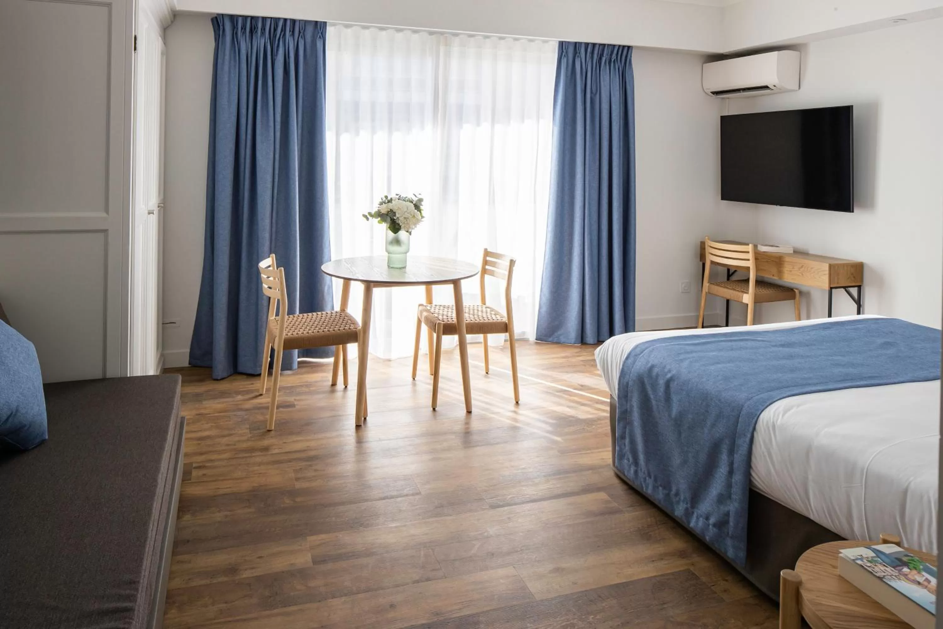 Photo of the whole room, Bed in Résidence Carlton - Rénovée avec Piscine