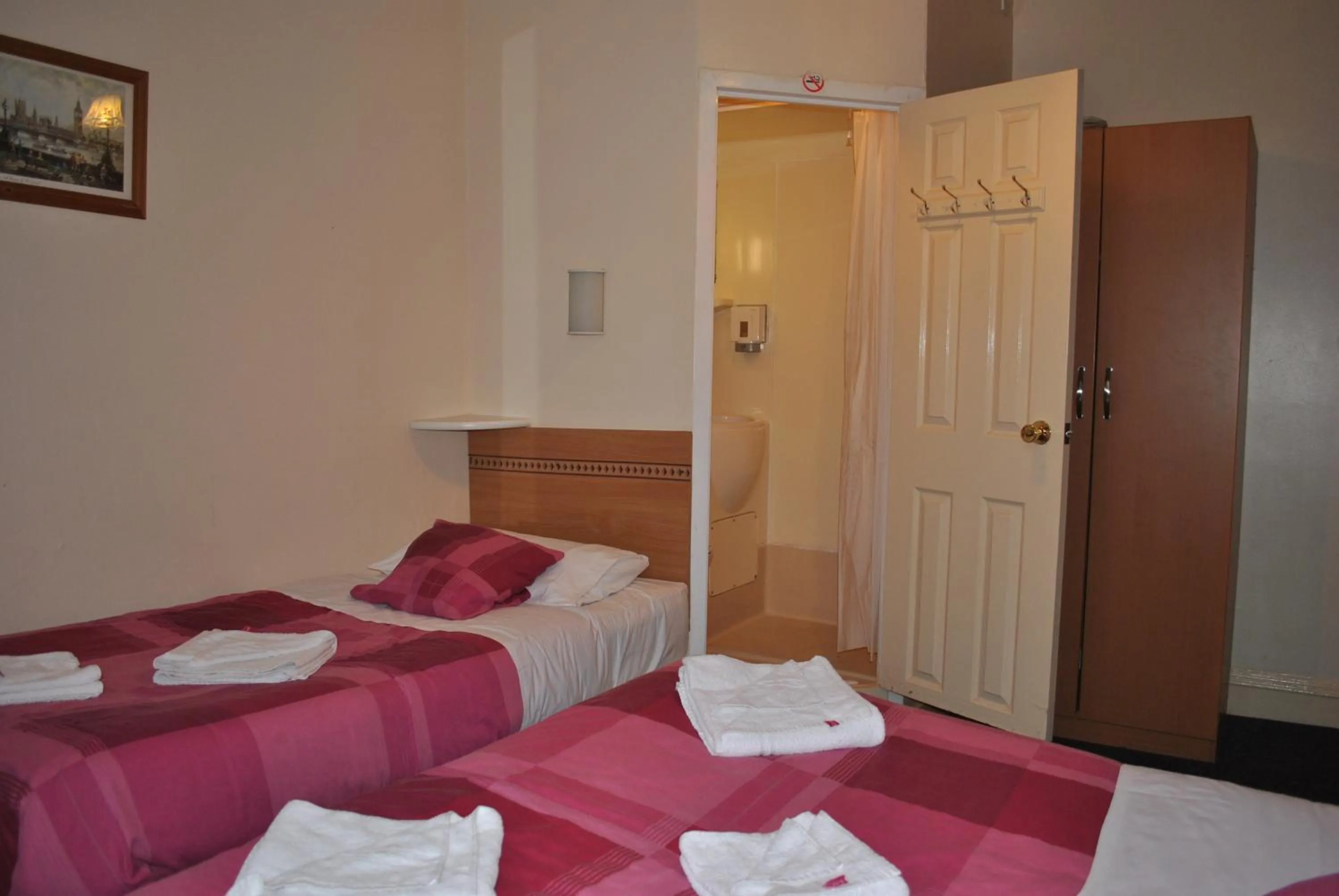 Bedroom, Bed in Guilford House Hotel