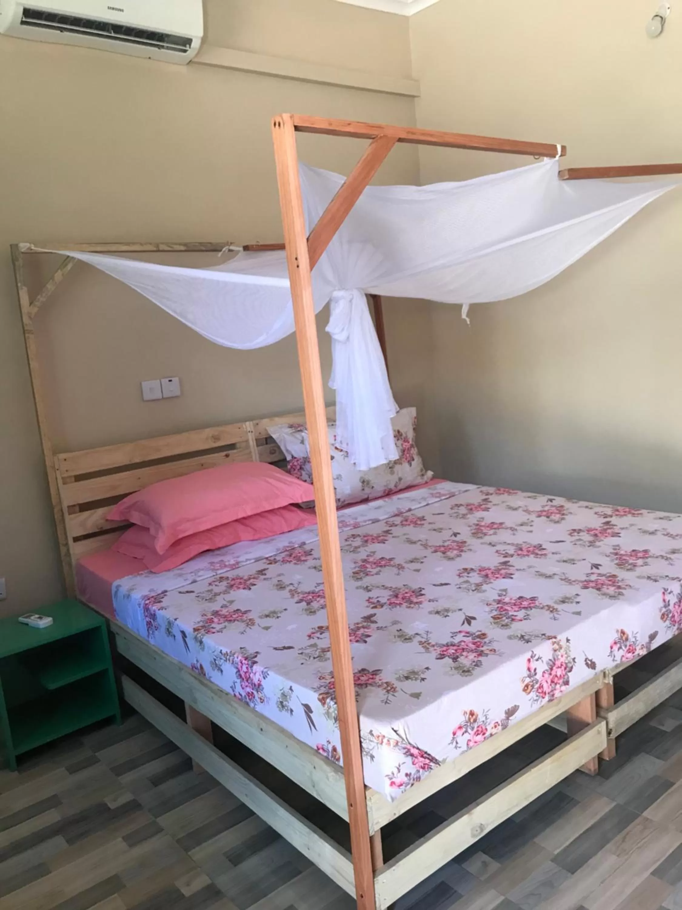 Bed in L&J Modern Backpackers Kinondoni