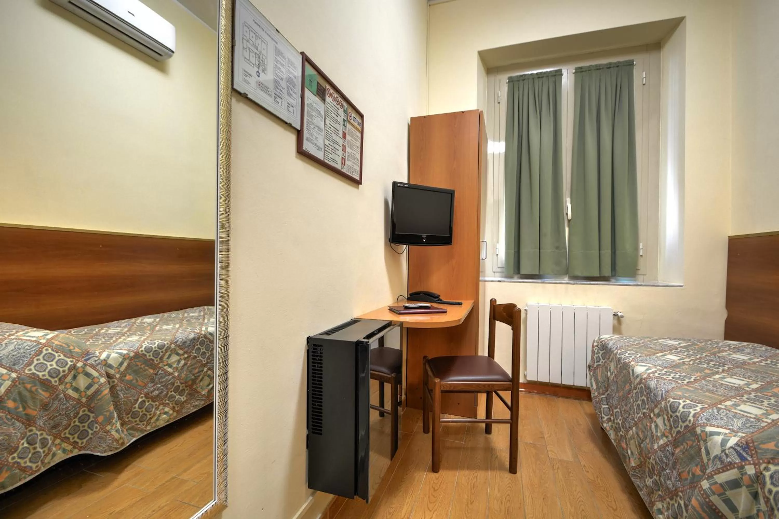 Photo of the whole room, Bed in Hotel Eden