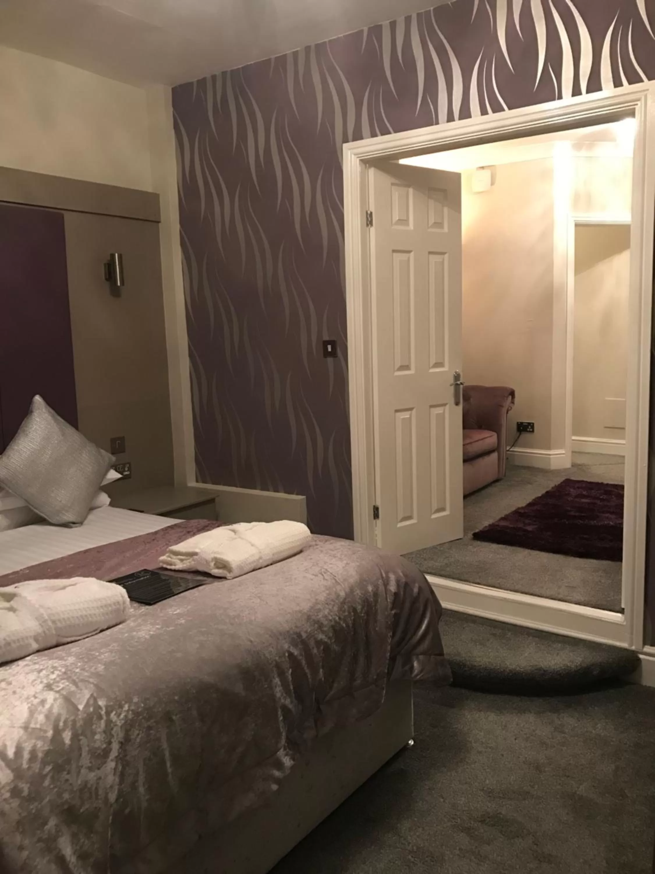 Bed in Lauriston & Lawton Court Hotel