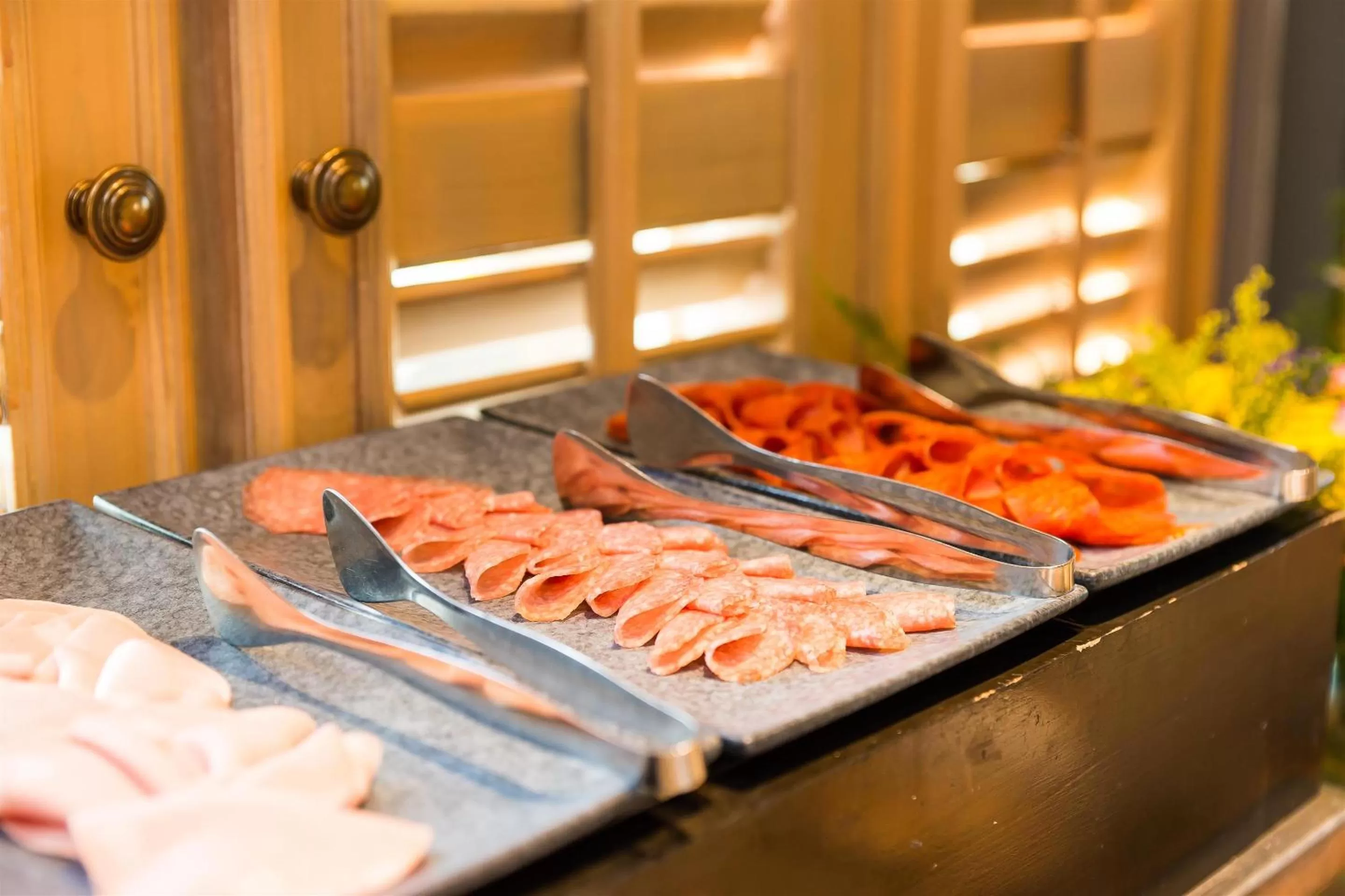 Restaurant/places to eat in Akara Hotel