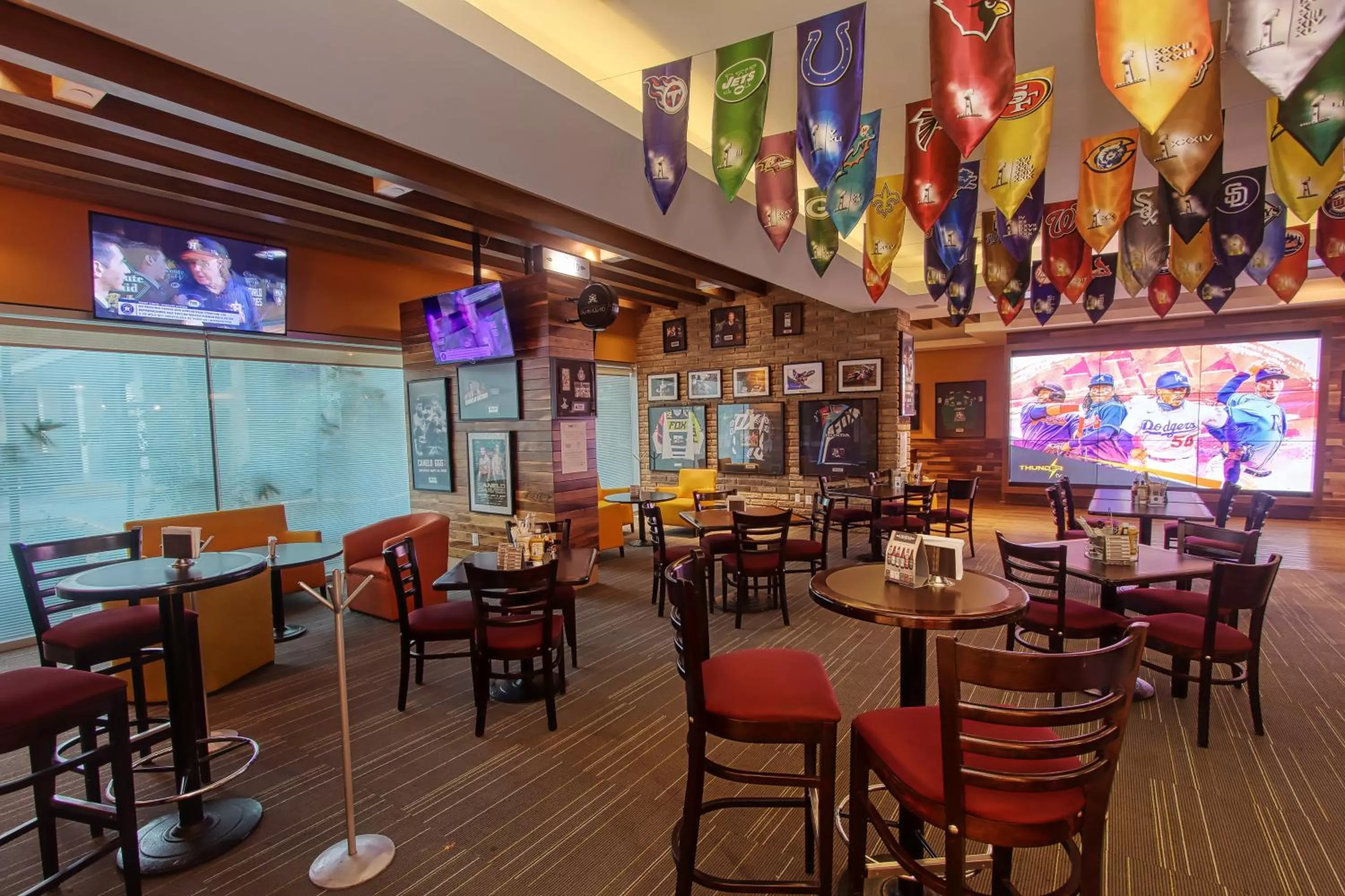 Lounge or bar in Holiday Inn & Suites Plaza Mayor by IHG