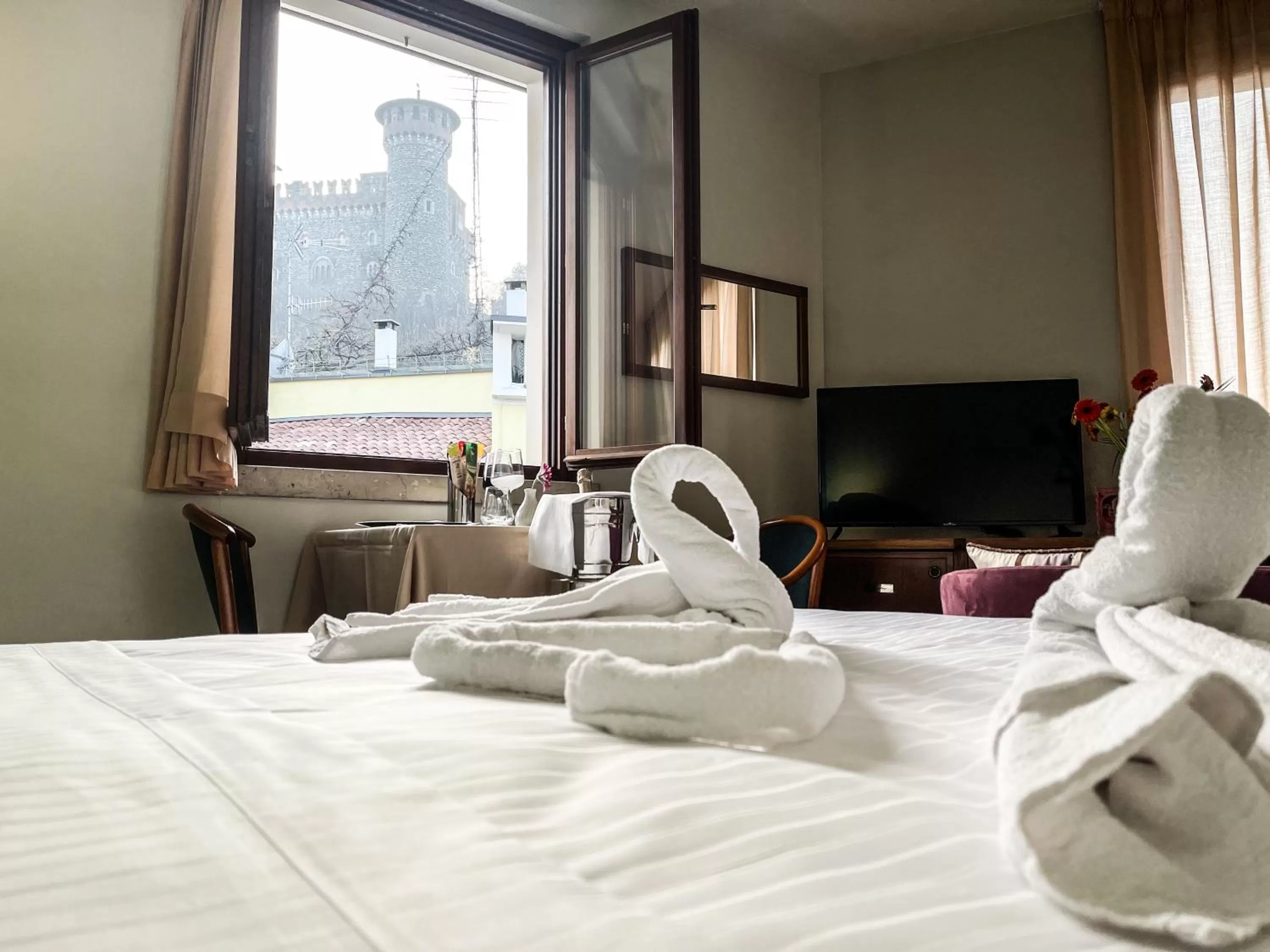 View (from property/room), Bed in Hotel Elefante