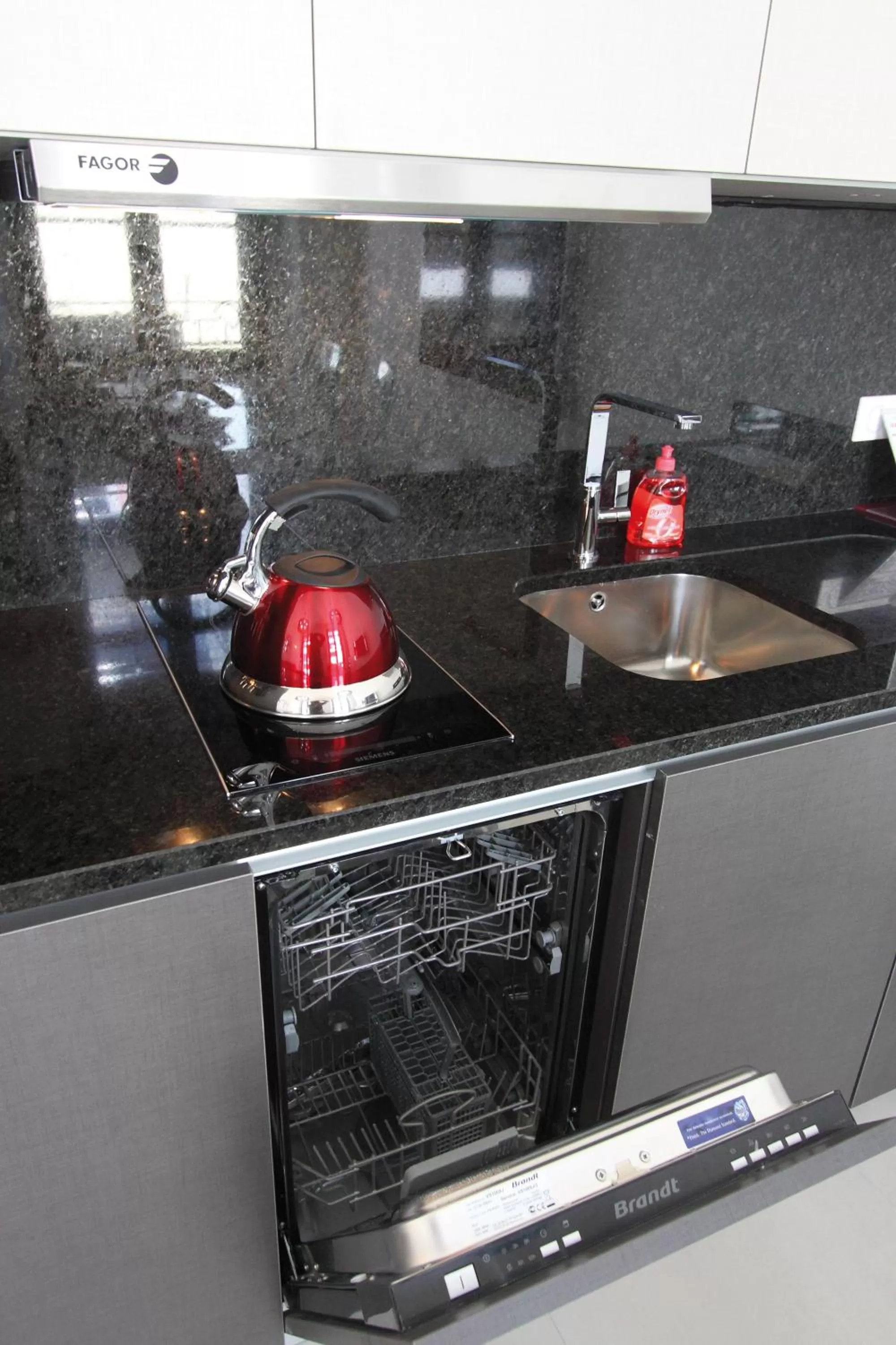 Coffee/tea facilities in GOLDEN TULIP CANNES HOTEL de PARIS